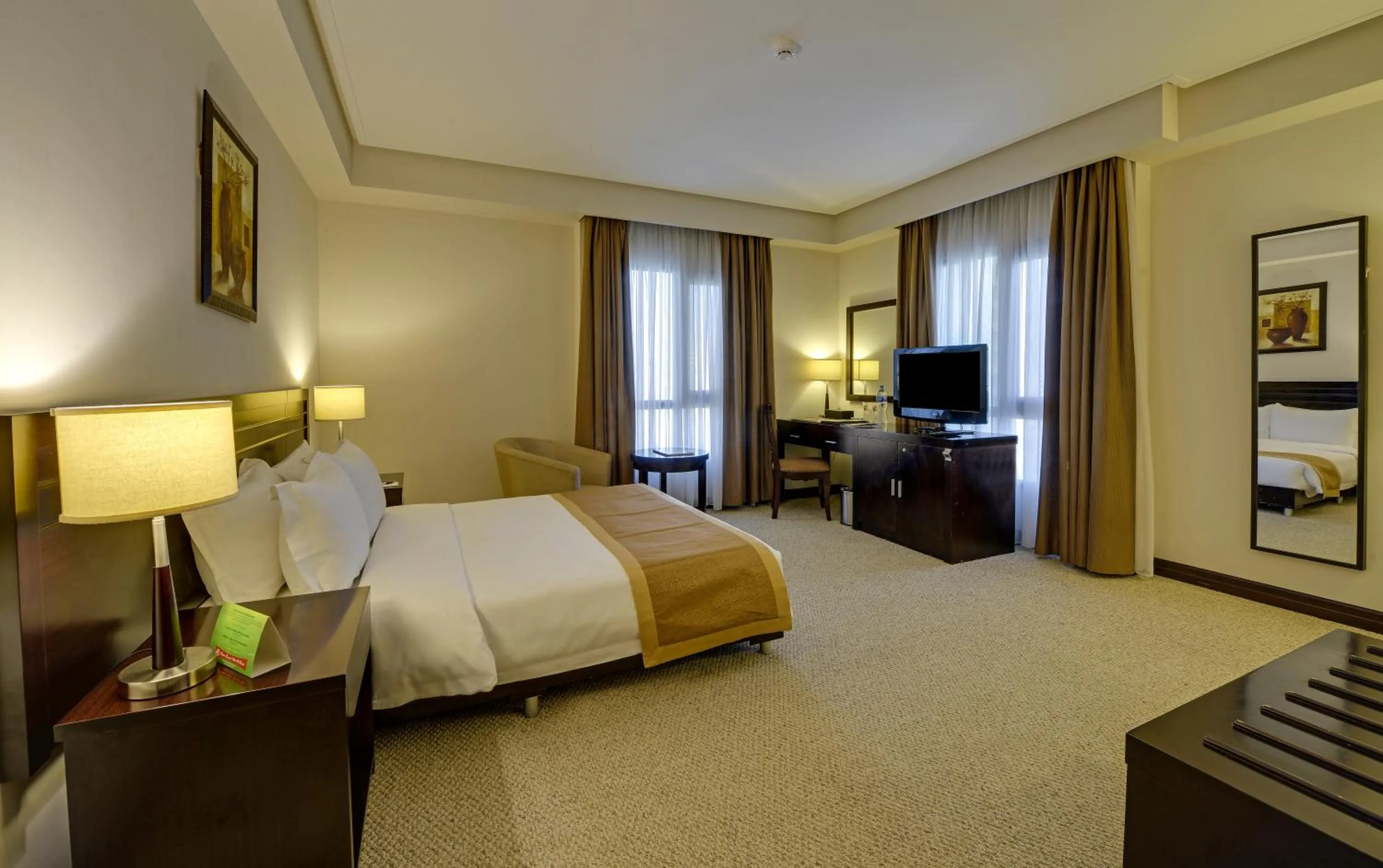 Bedroom, Bed in Monroe Hotel & Suites