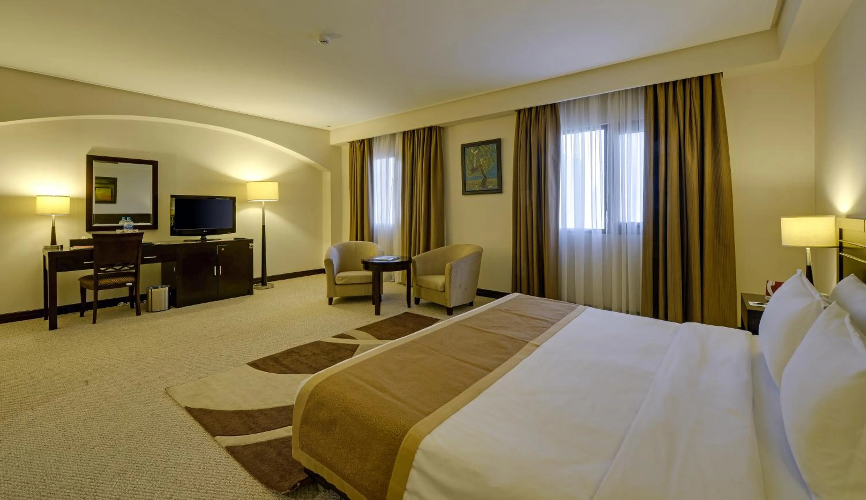 Bed in Monroe Hotel & Suites