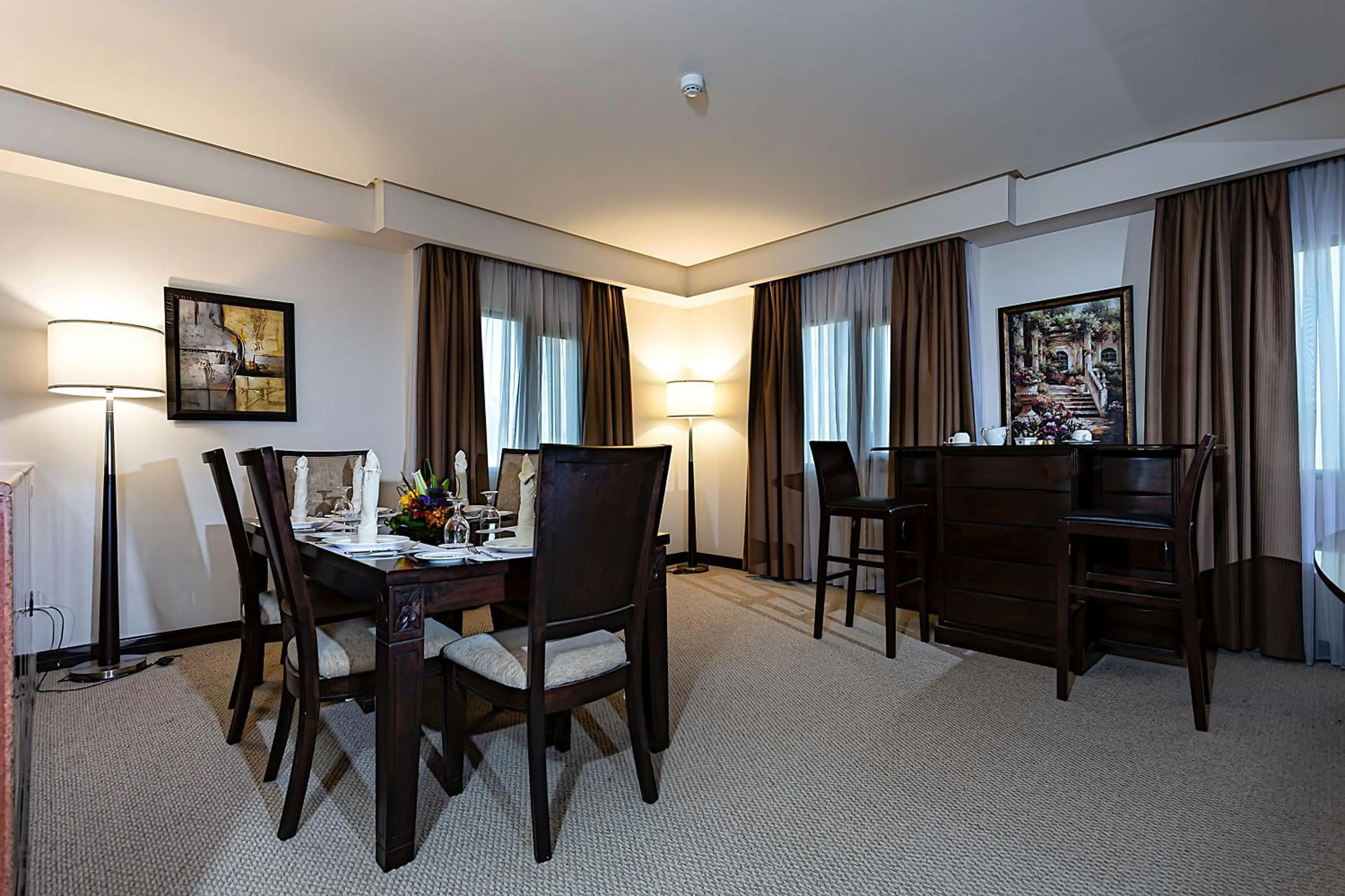 Dining area in Monroe Hotel & Suites