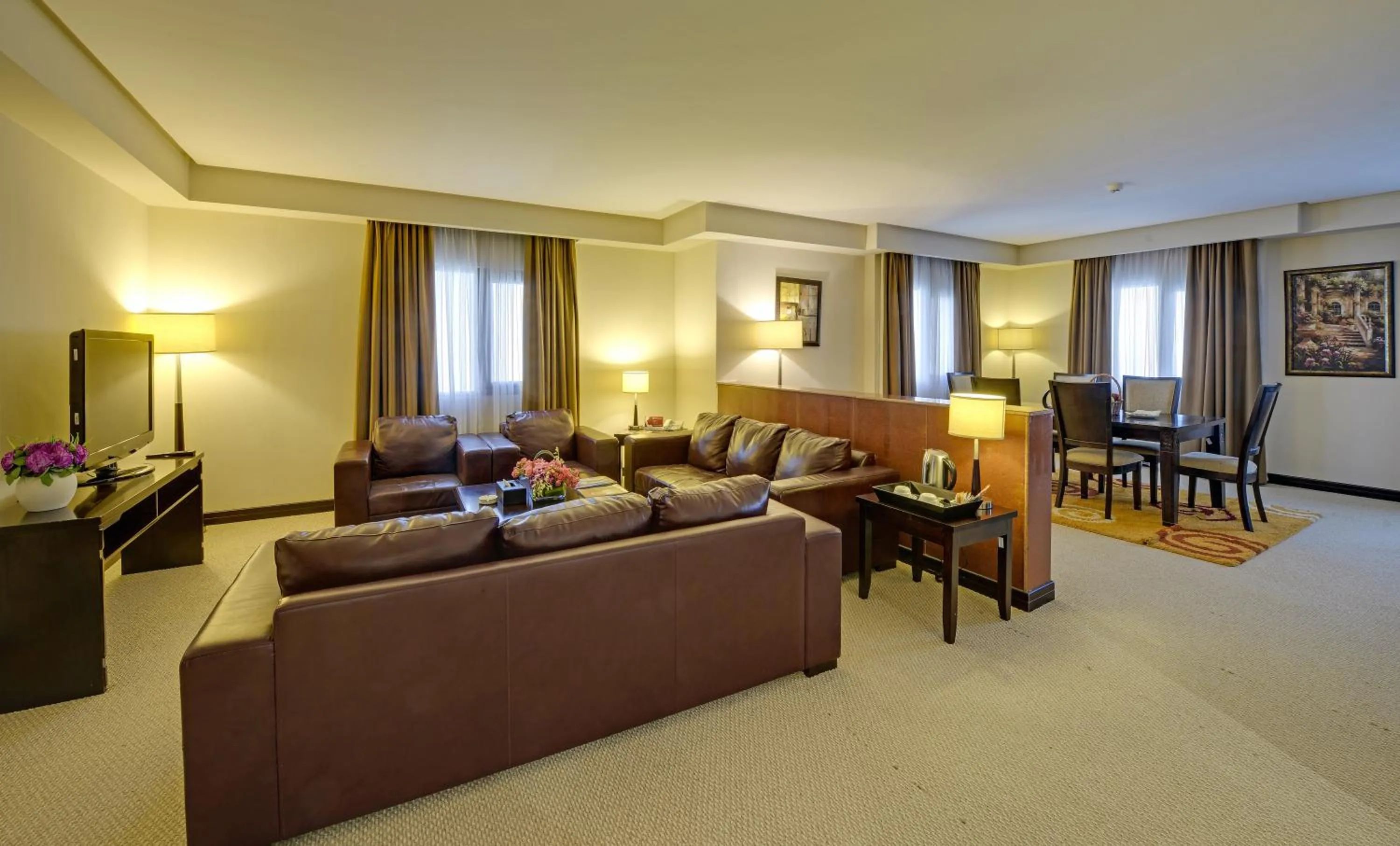 Living room in Monroe Hotel & Suites