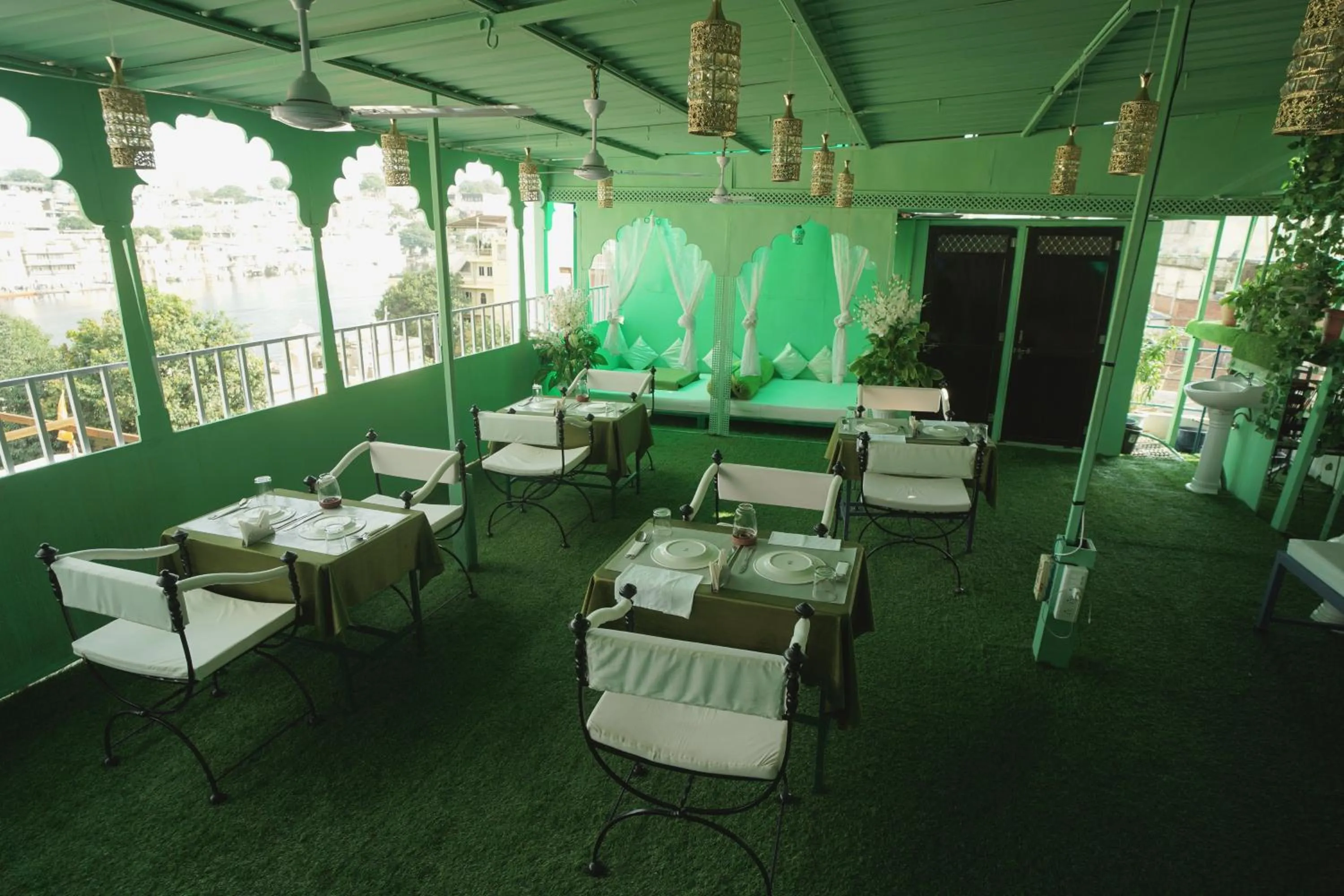 Restaurant/places to eat in Teriwell Stay in Island Tower