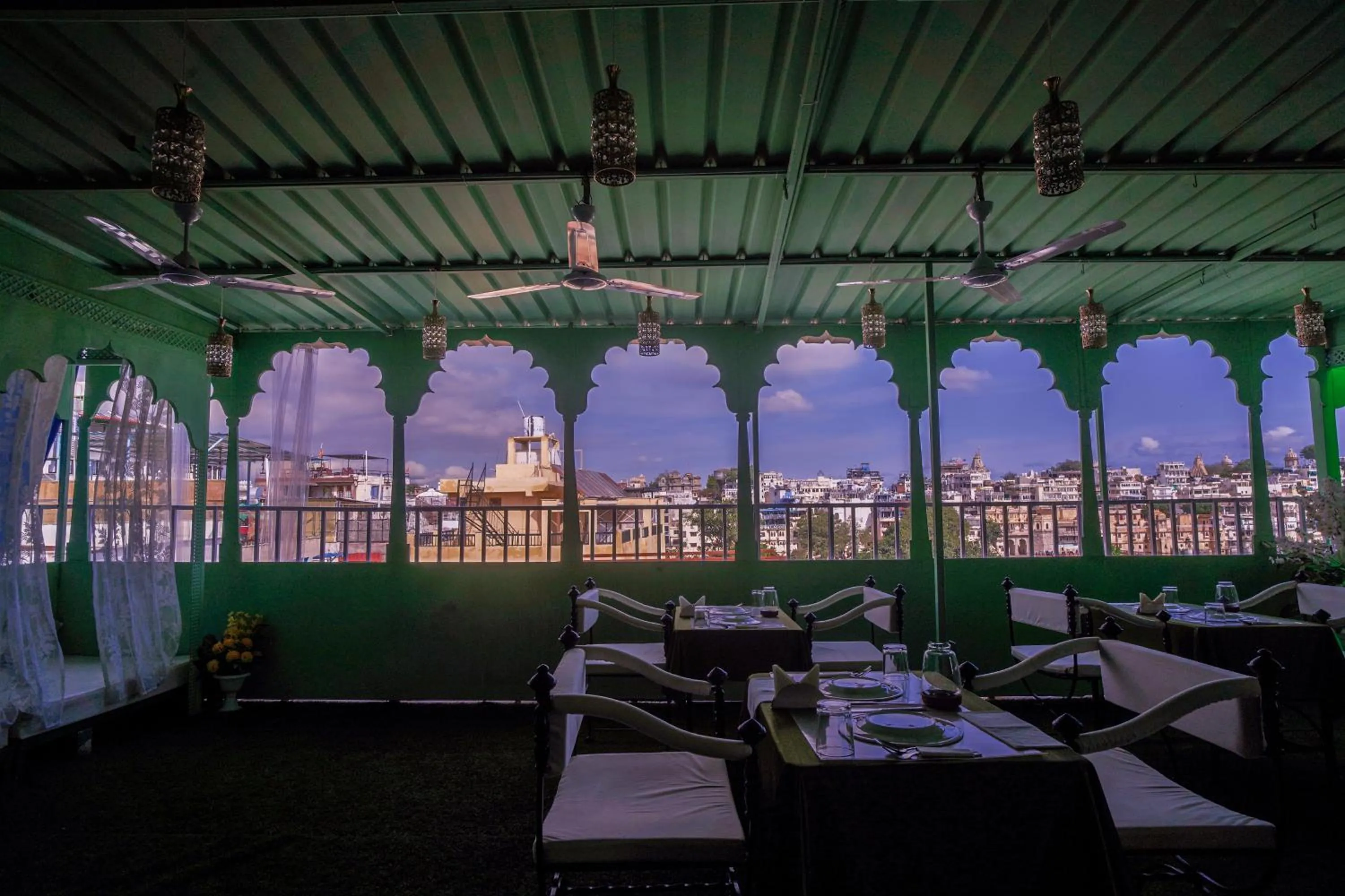 Restaurant/places to eat in Teriwell Stay in Island Tower