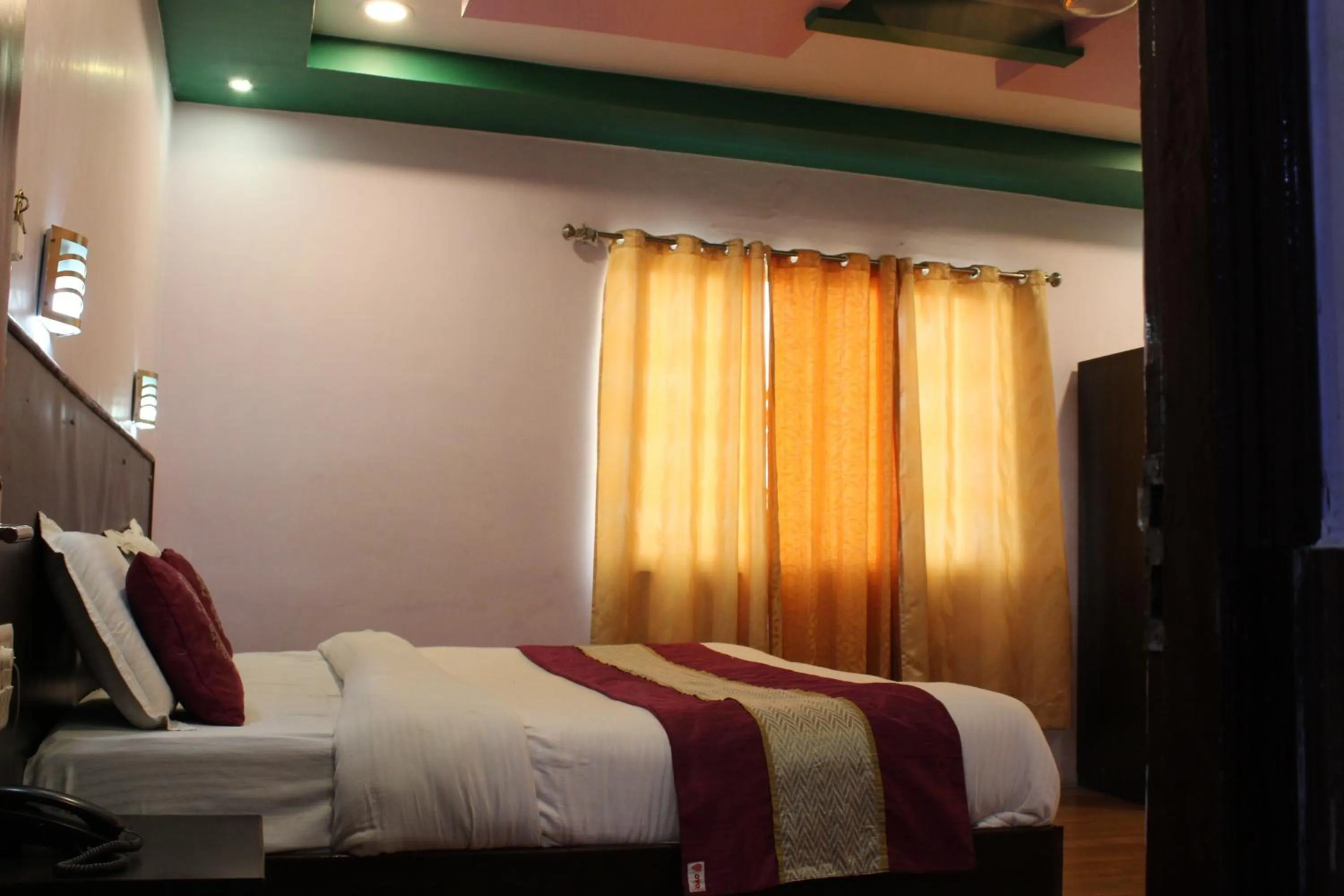 Bed in Hotel Deep Palace Near Bus Stand Udaipole