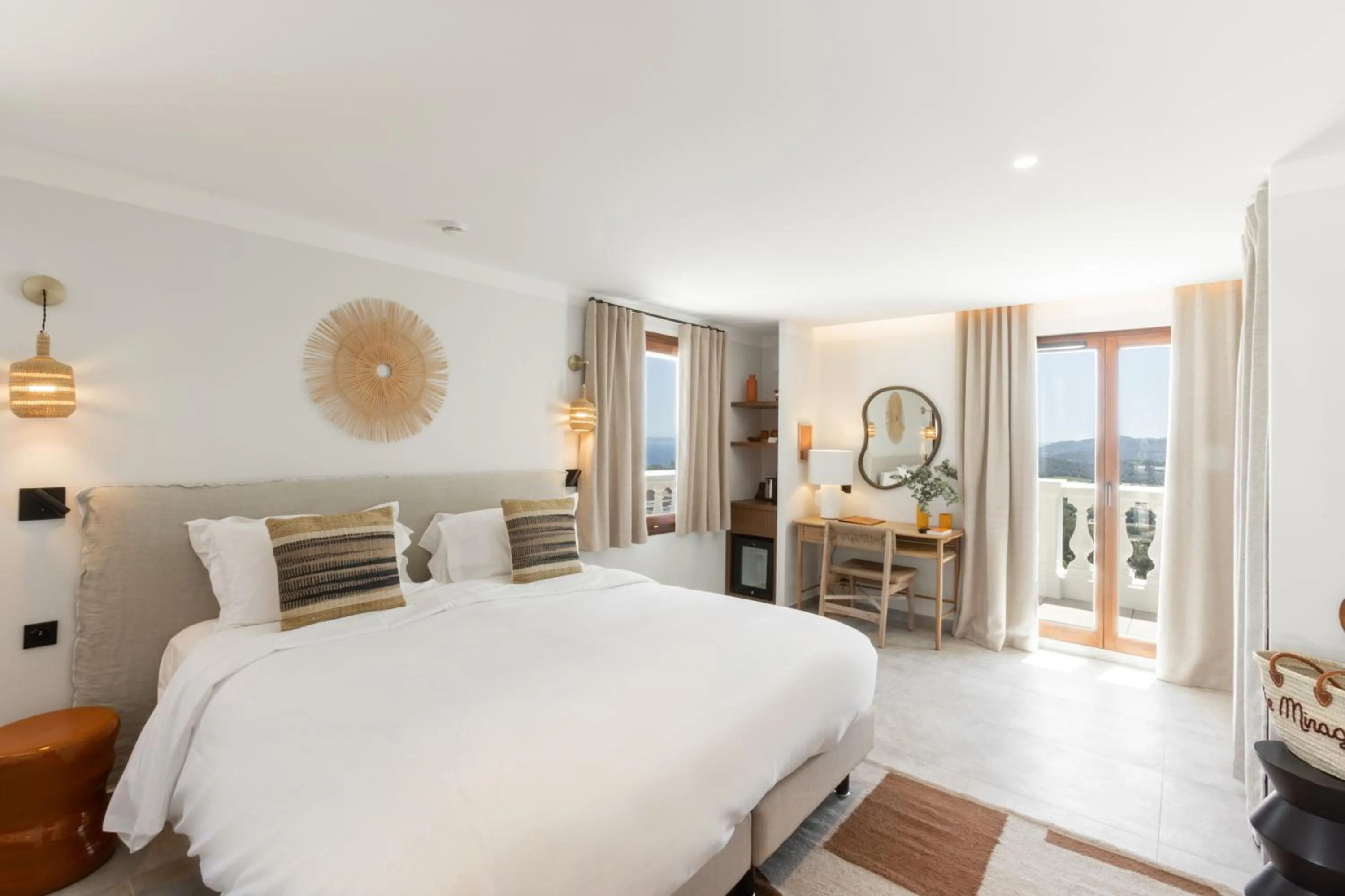 Photo of the whole room, Bed in Le Mirage