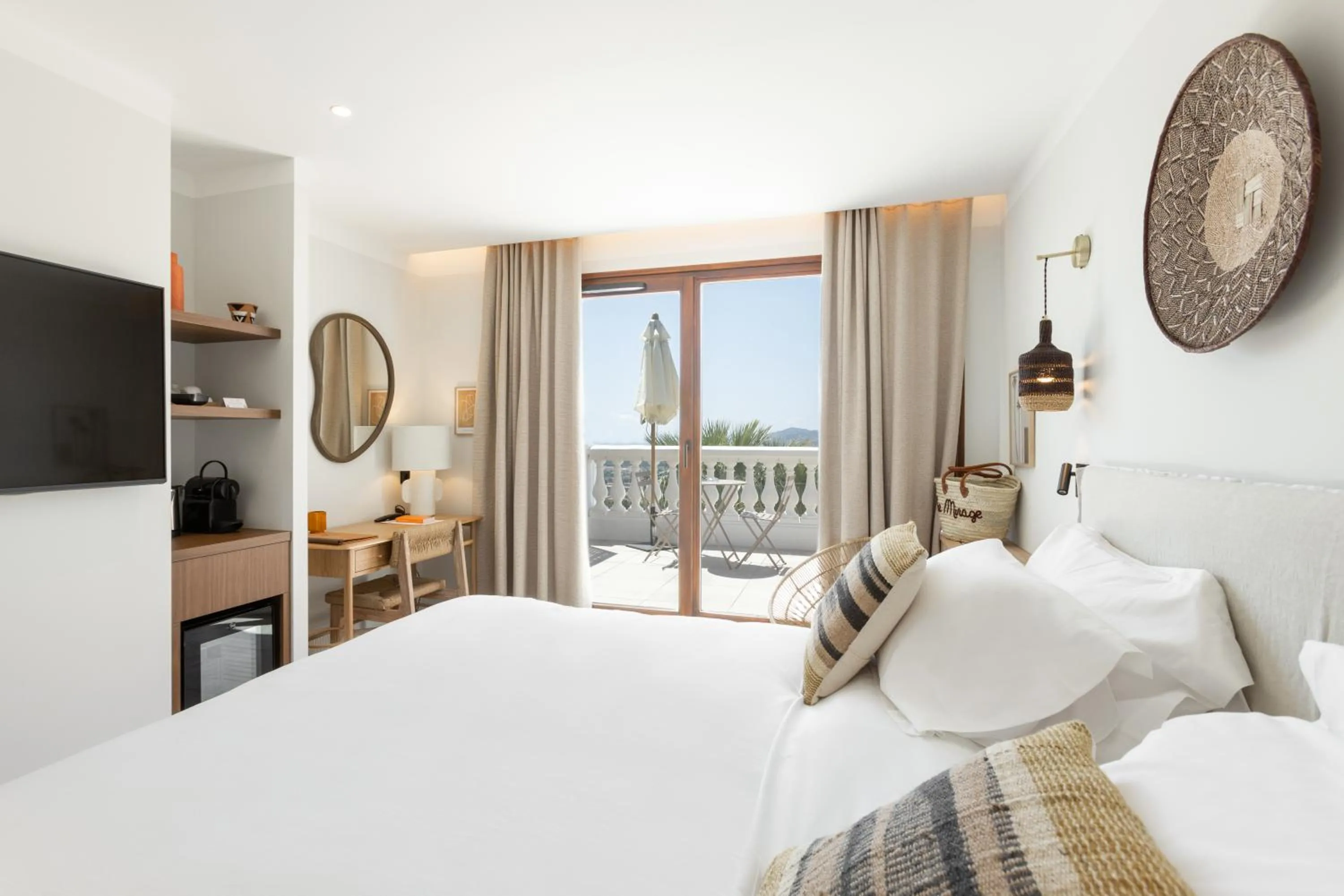 Photo of the whole room, Bed in Le Mirage