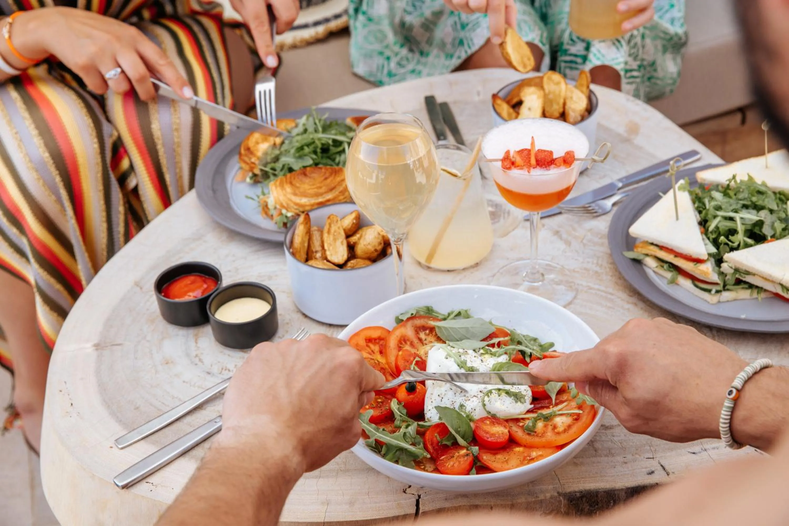 Restaurant/places to eat in Le Mirage
