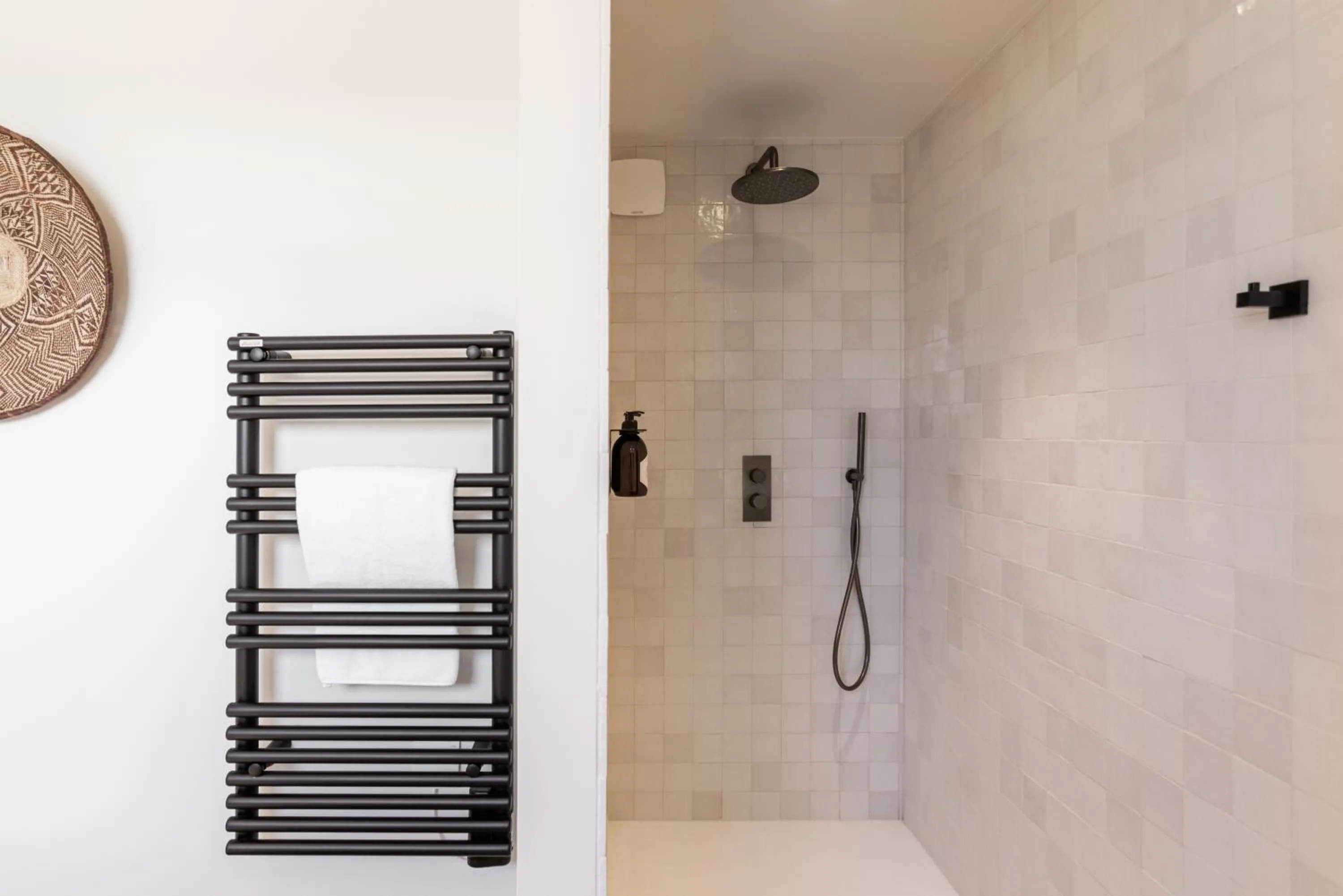 Shower in Le Mirage