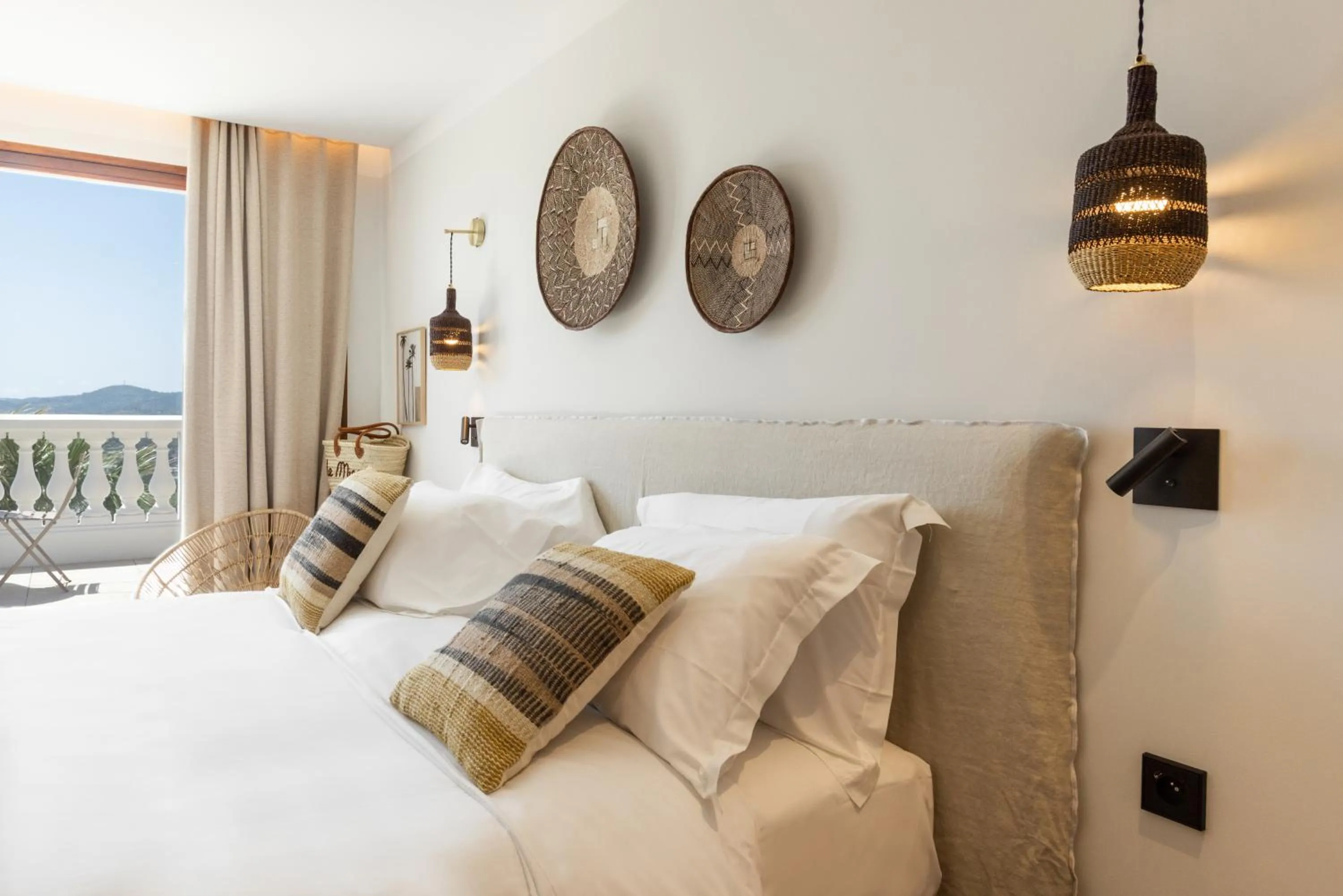 Photo of the whole room, Bed in Le Mirage