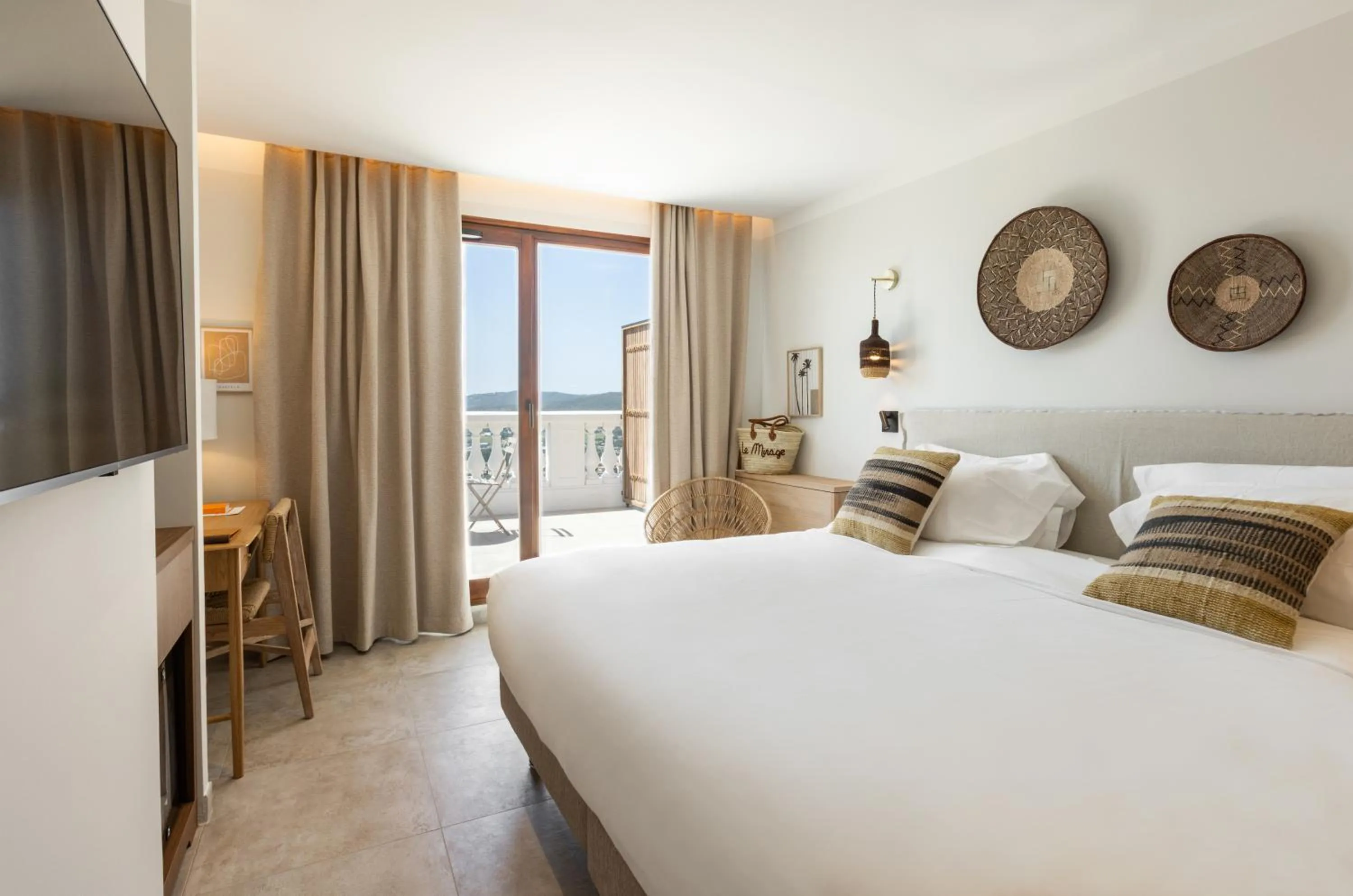 Photo of the whole room, Bed in Le Mirage
