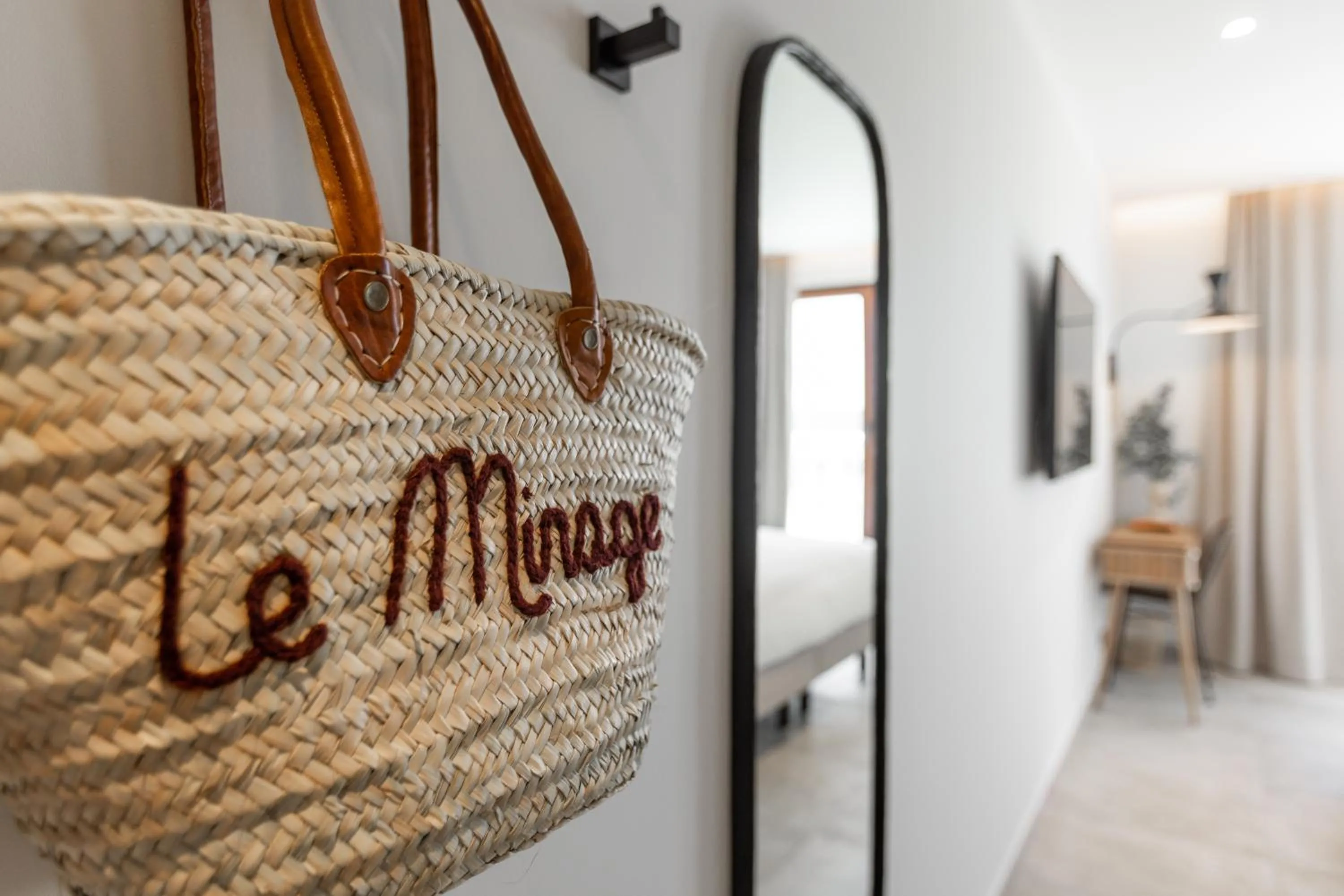 Logo/Certificate/Sign in Le Mirage