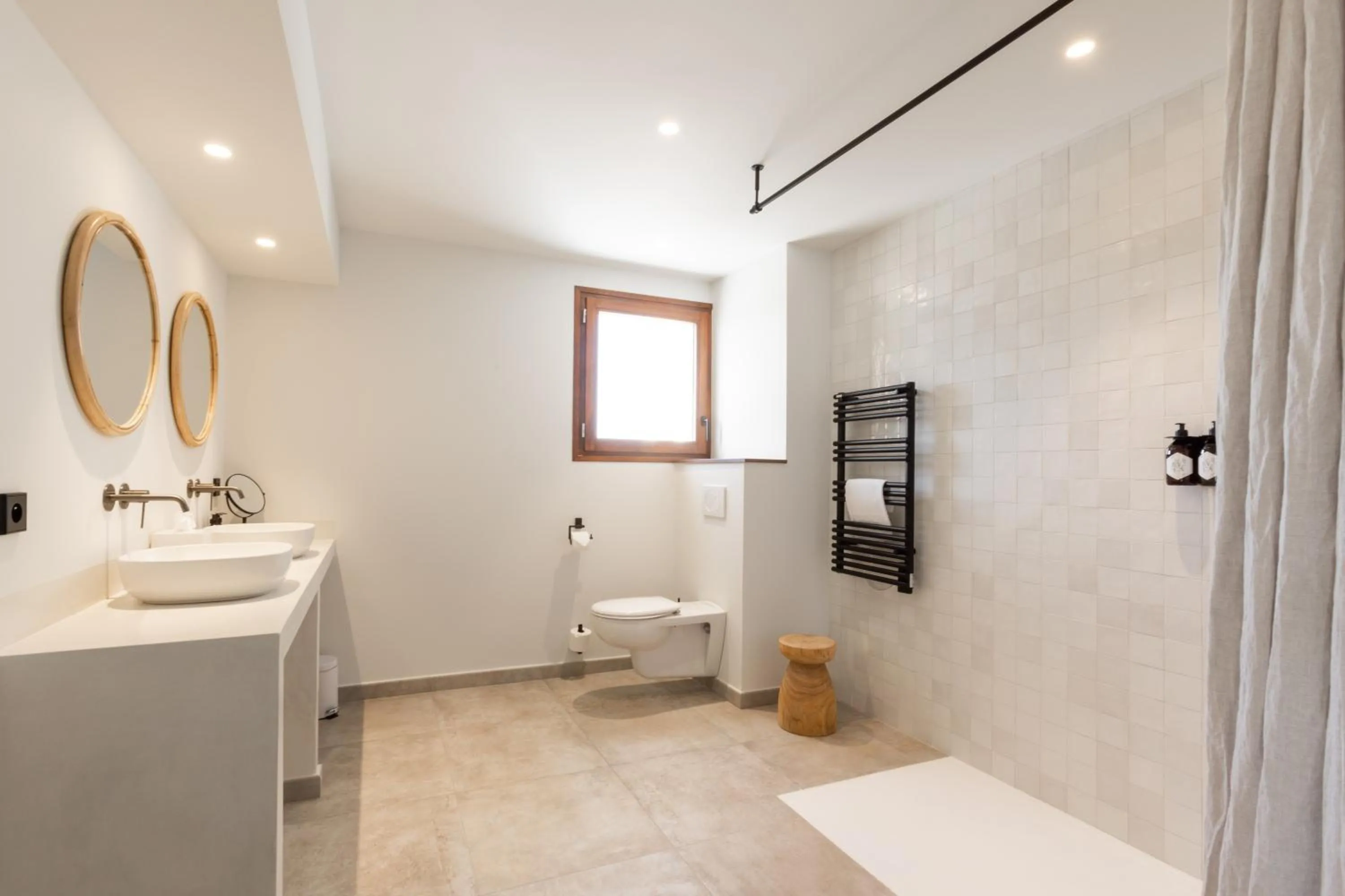 Shower in Le Mirage