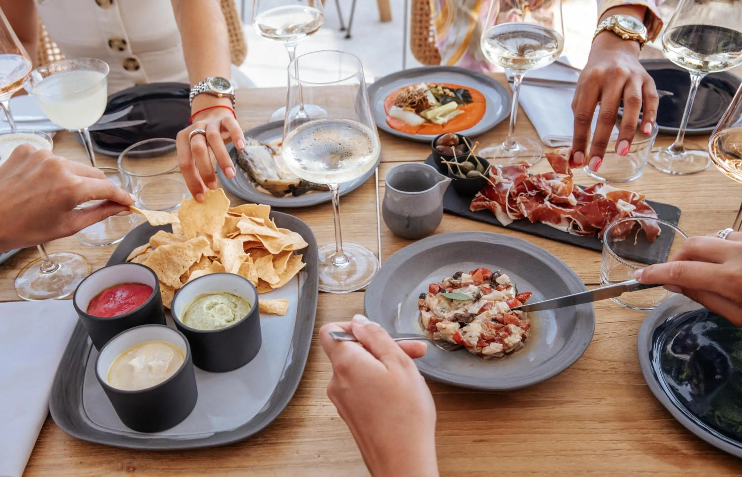 Restaurant/places to eat in Le Mirage