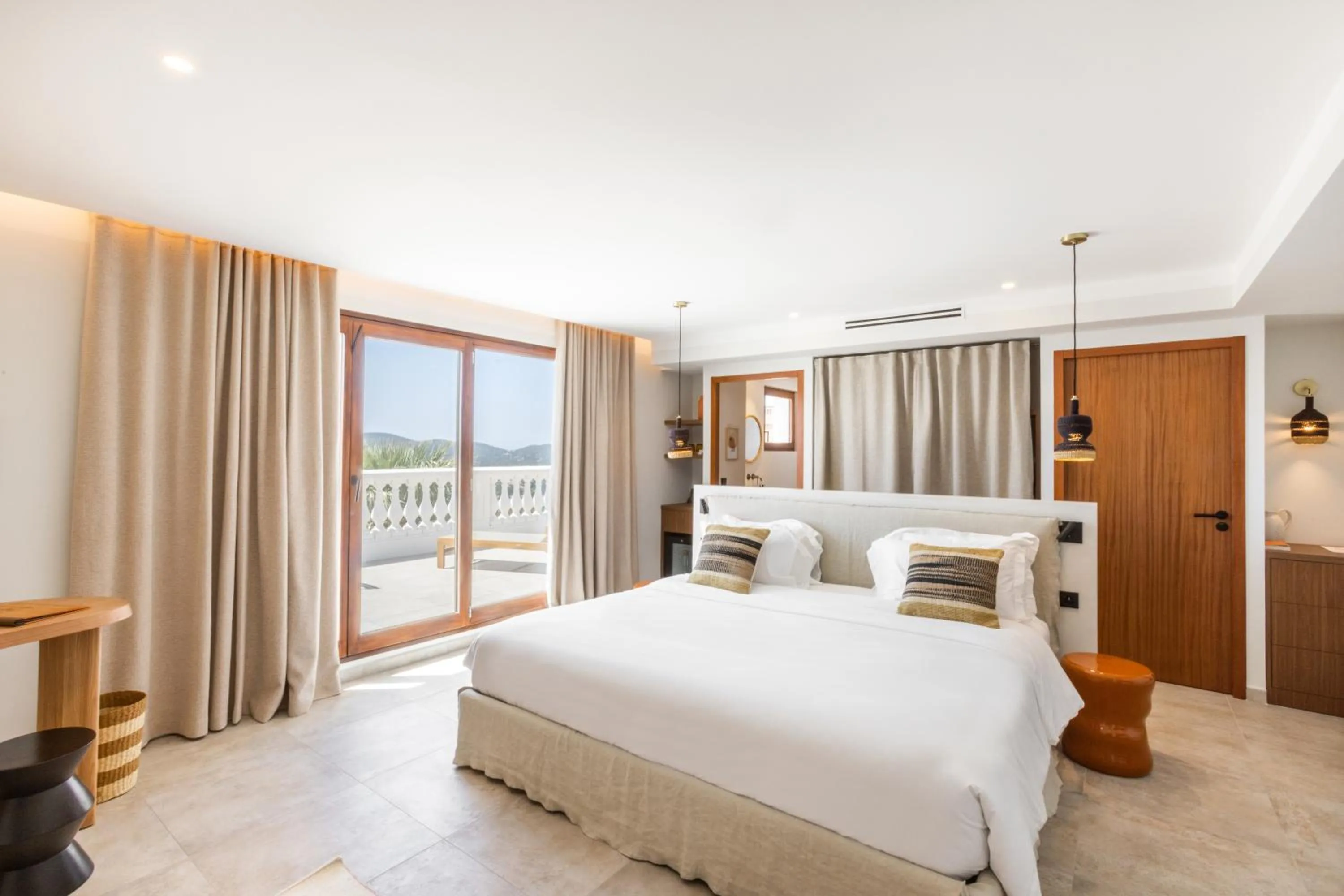 Photo of the whole room, Bed in Le Mirage