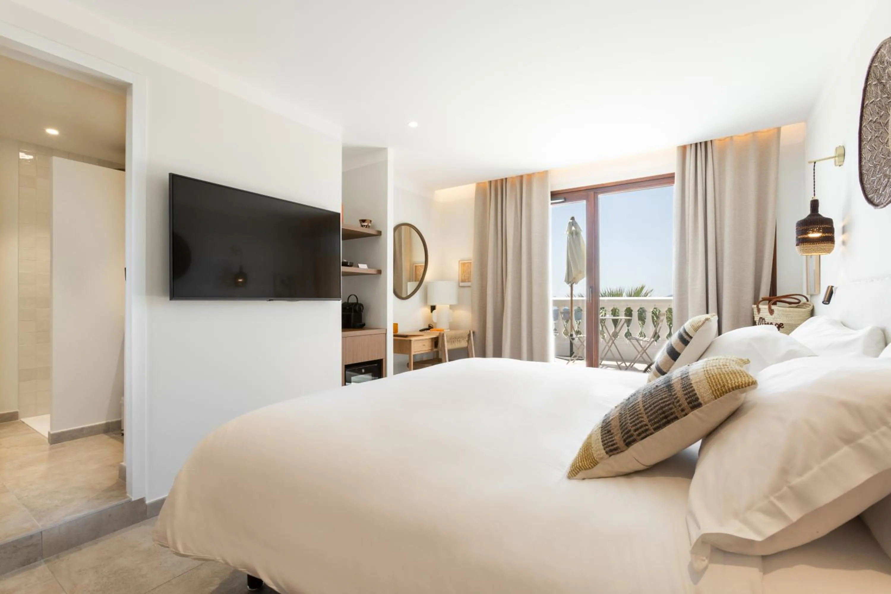 Photo of the whole room, Bed in Le Mirage