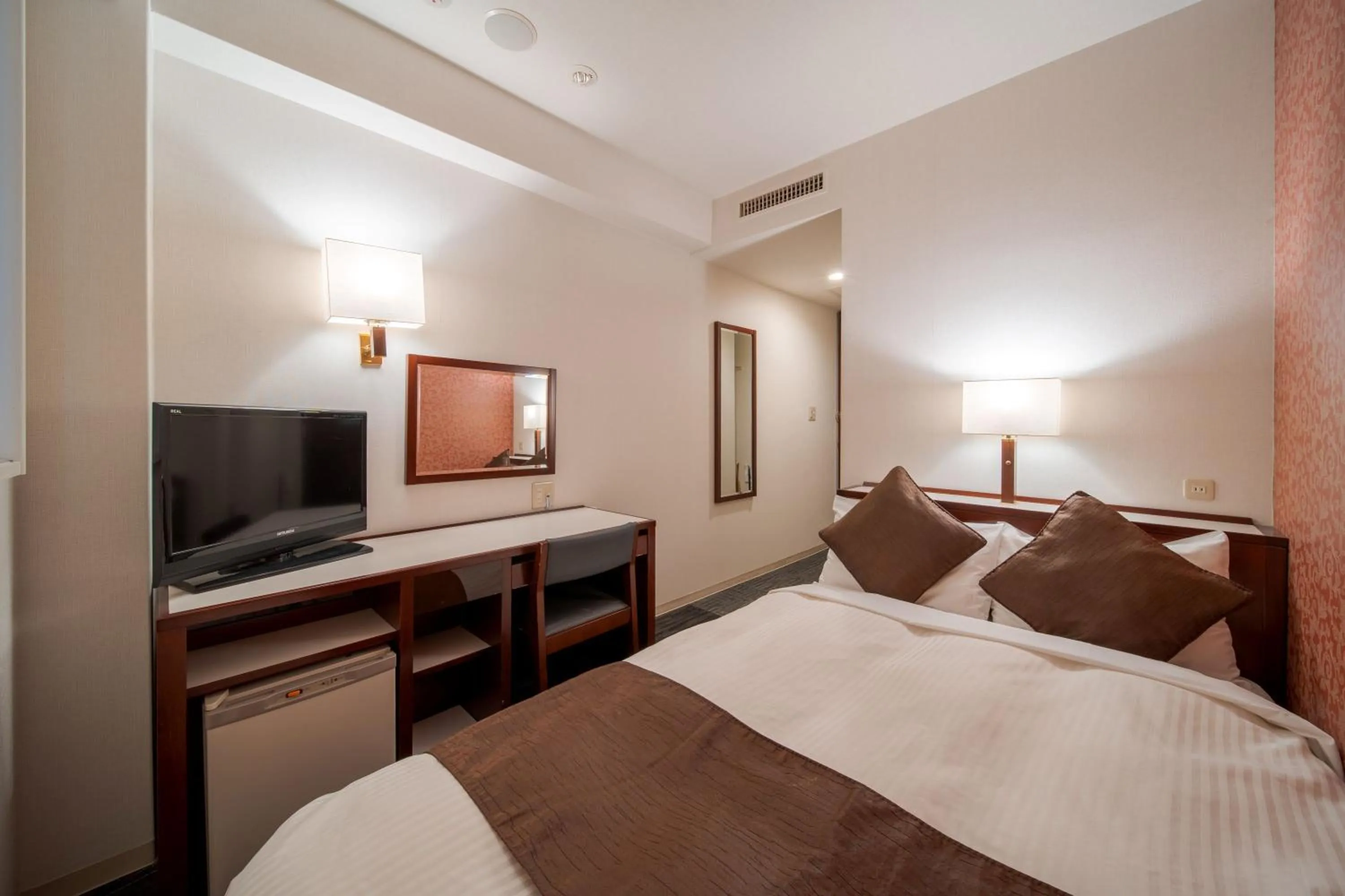 Bed in Meitetsu Inn Nagoya Ekimae