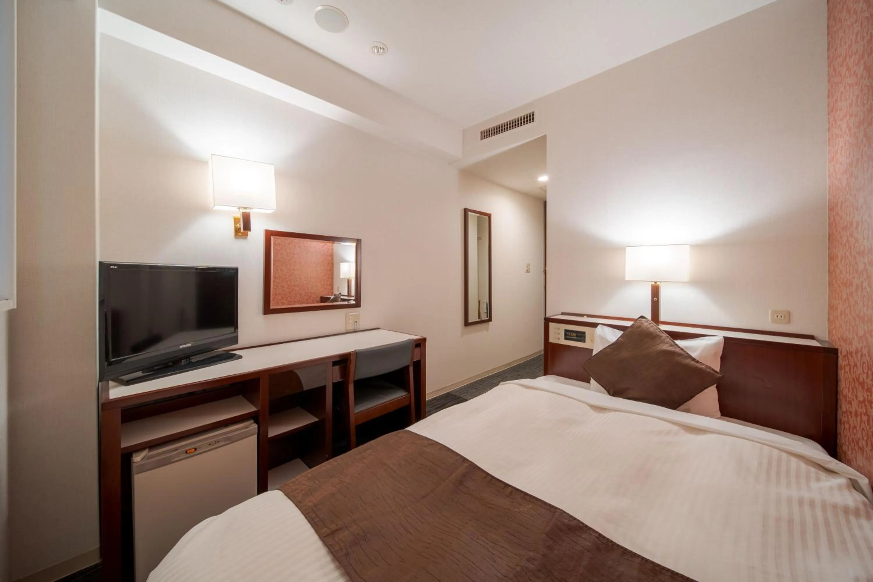 Bed in Meitetsu Inn Nagoya Ekimae