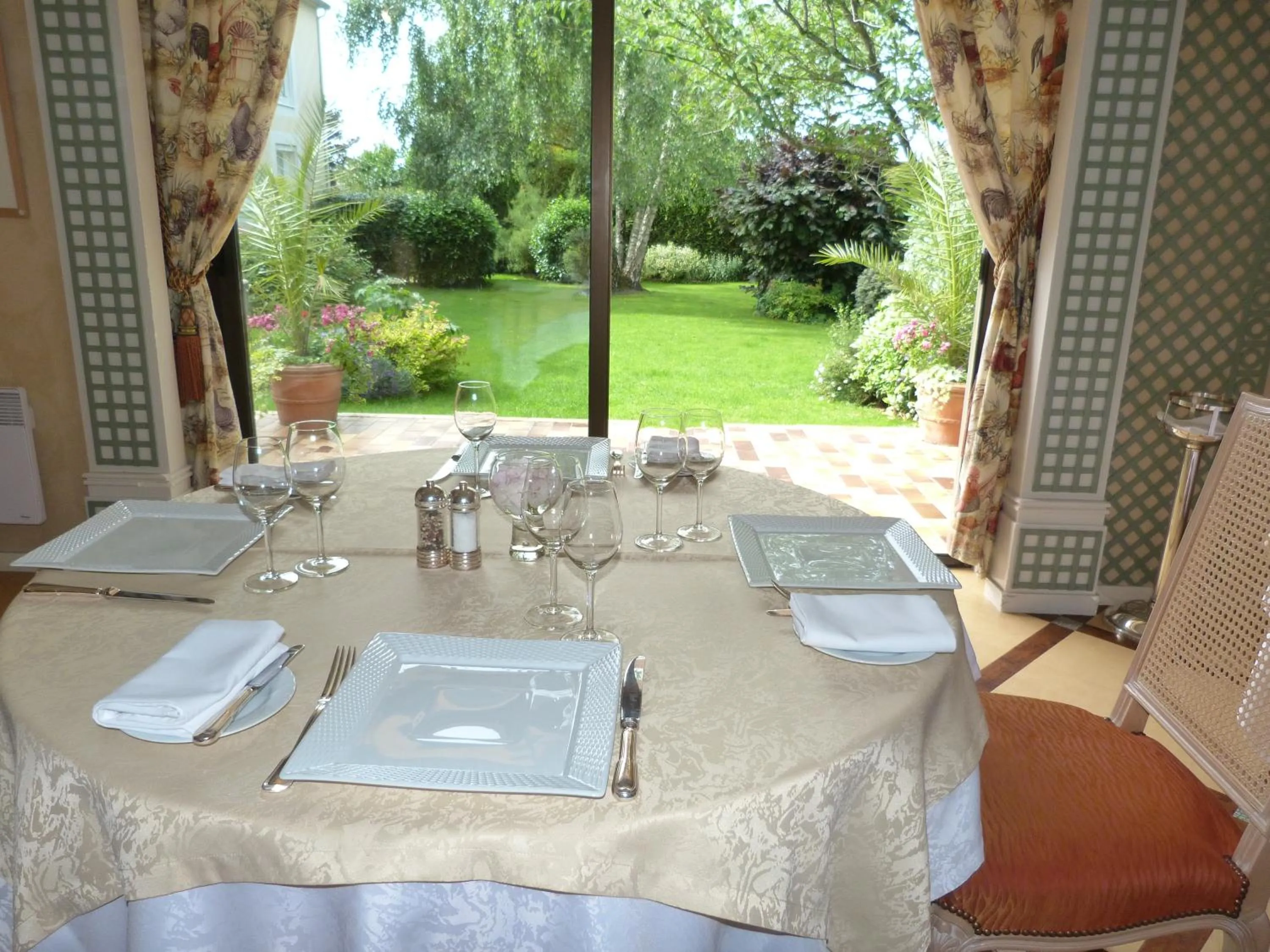 Restaurant/places to eat in Logis Hôtel Restaurant Le Gue Du Holme