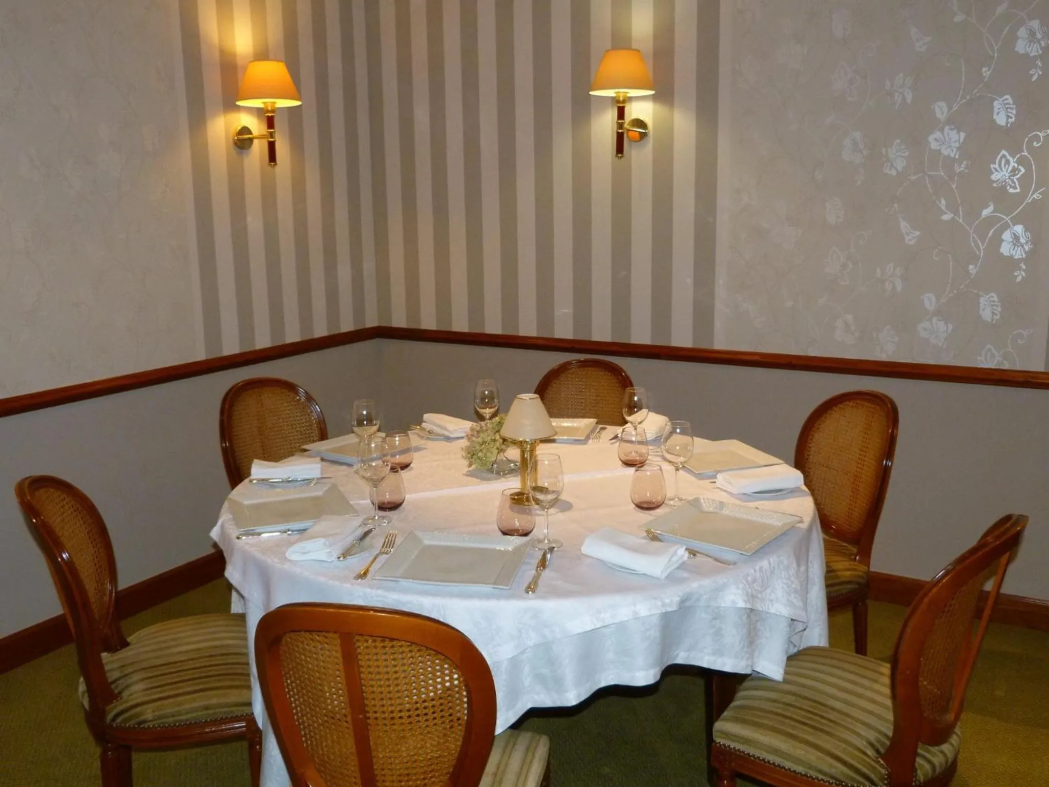 Restaurant/places to eat in Logis Hôtel Restaurant Le Gue Du Holme