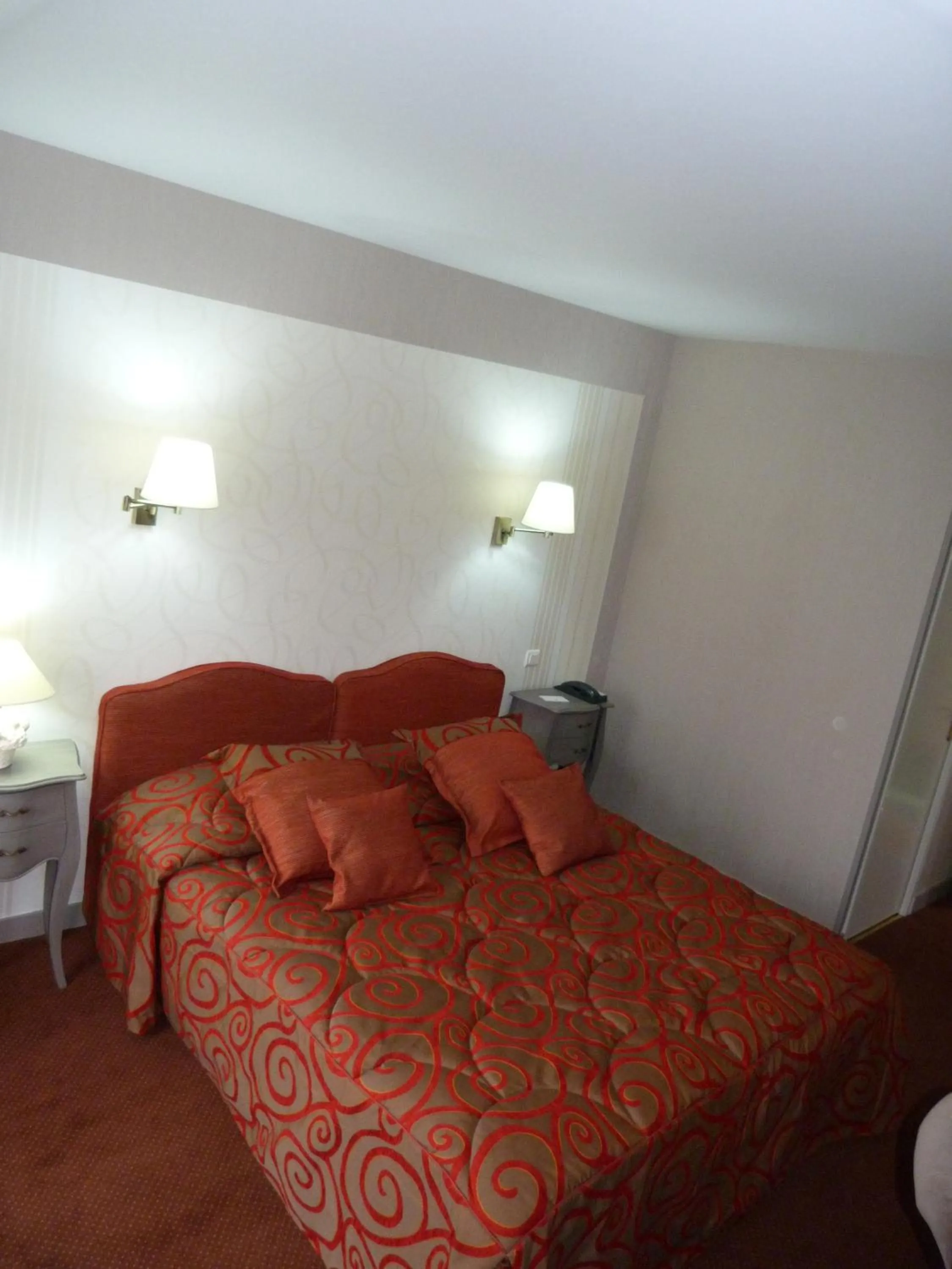 Bedroom, Bed in Logis Hôtel Restaurant Le Gue Du Holme