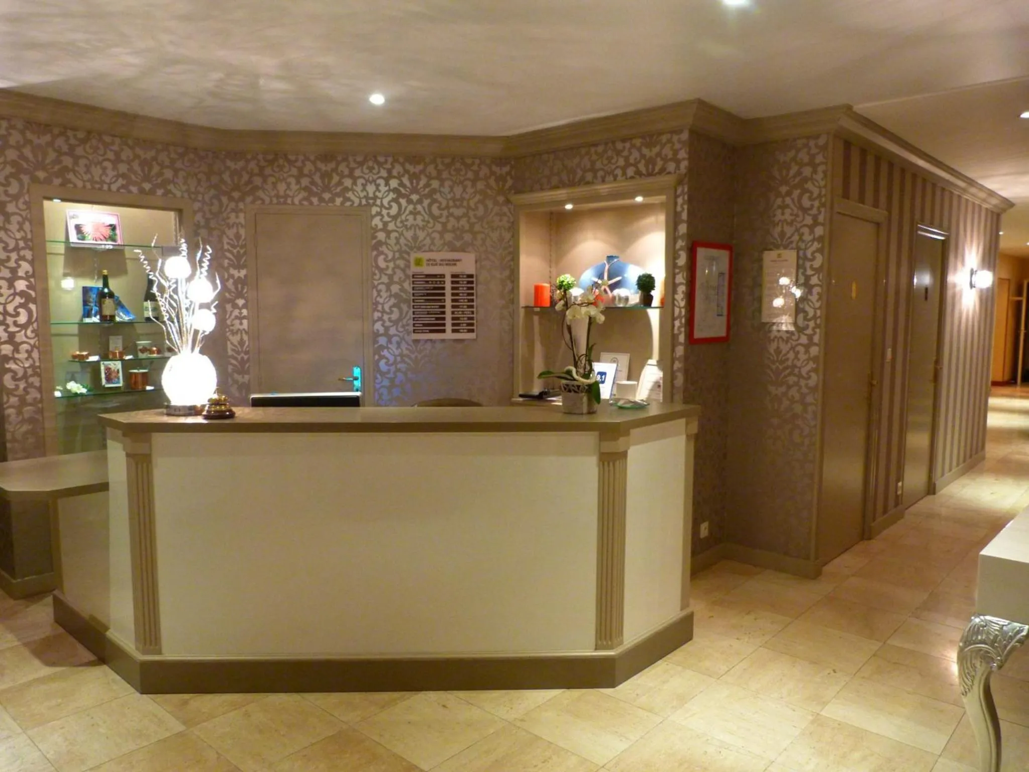 Lobby or reception in Logis Hôtel Restaurant Le Gue Du Holme