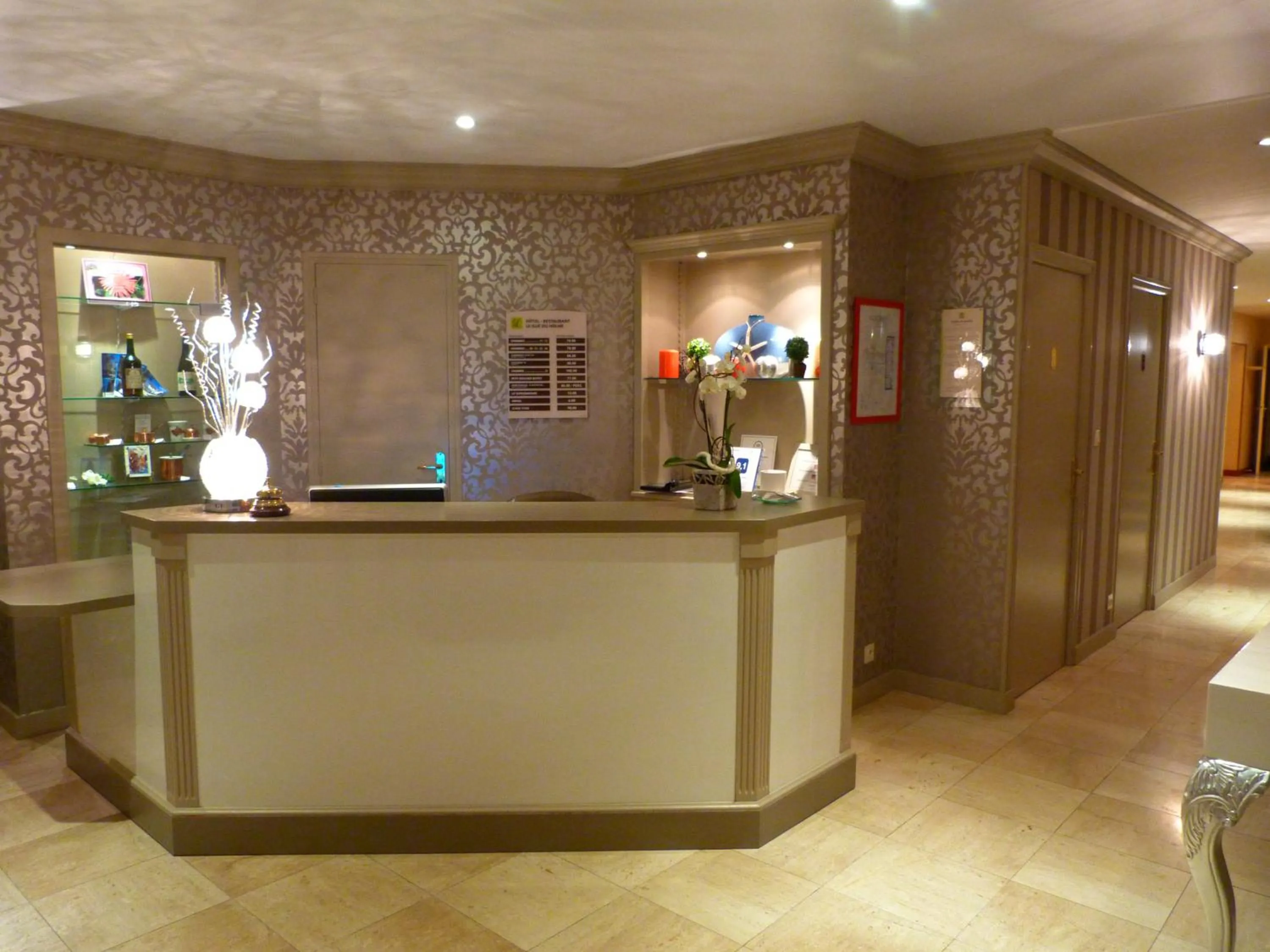 Lobby or reception in Logis Hôtel Restaurant Le Gue Du Holme