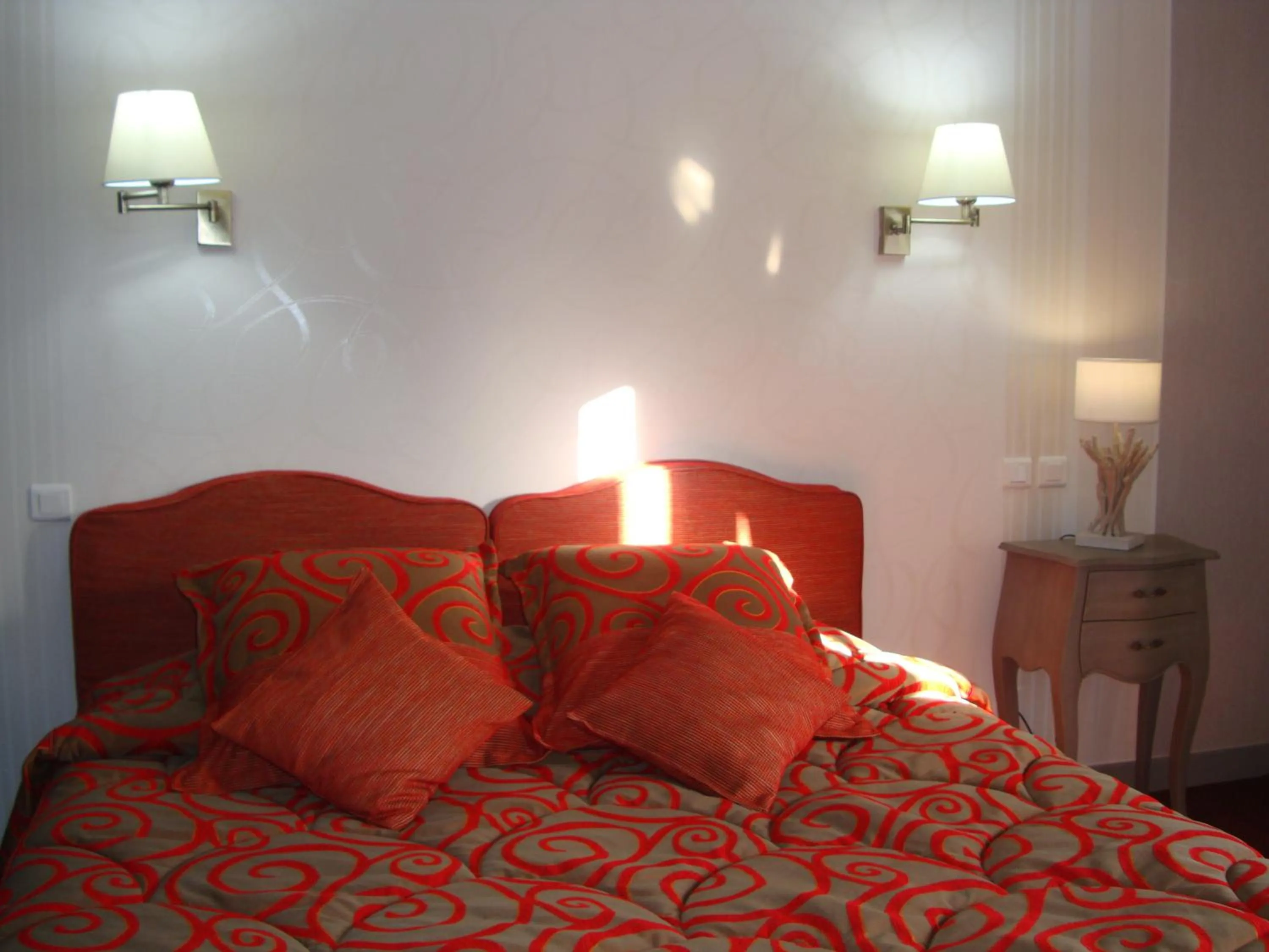 Bedroom, Bed in Logis Hôtel Restaurant Le Gue Du Holme