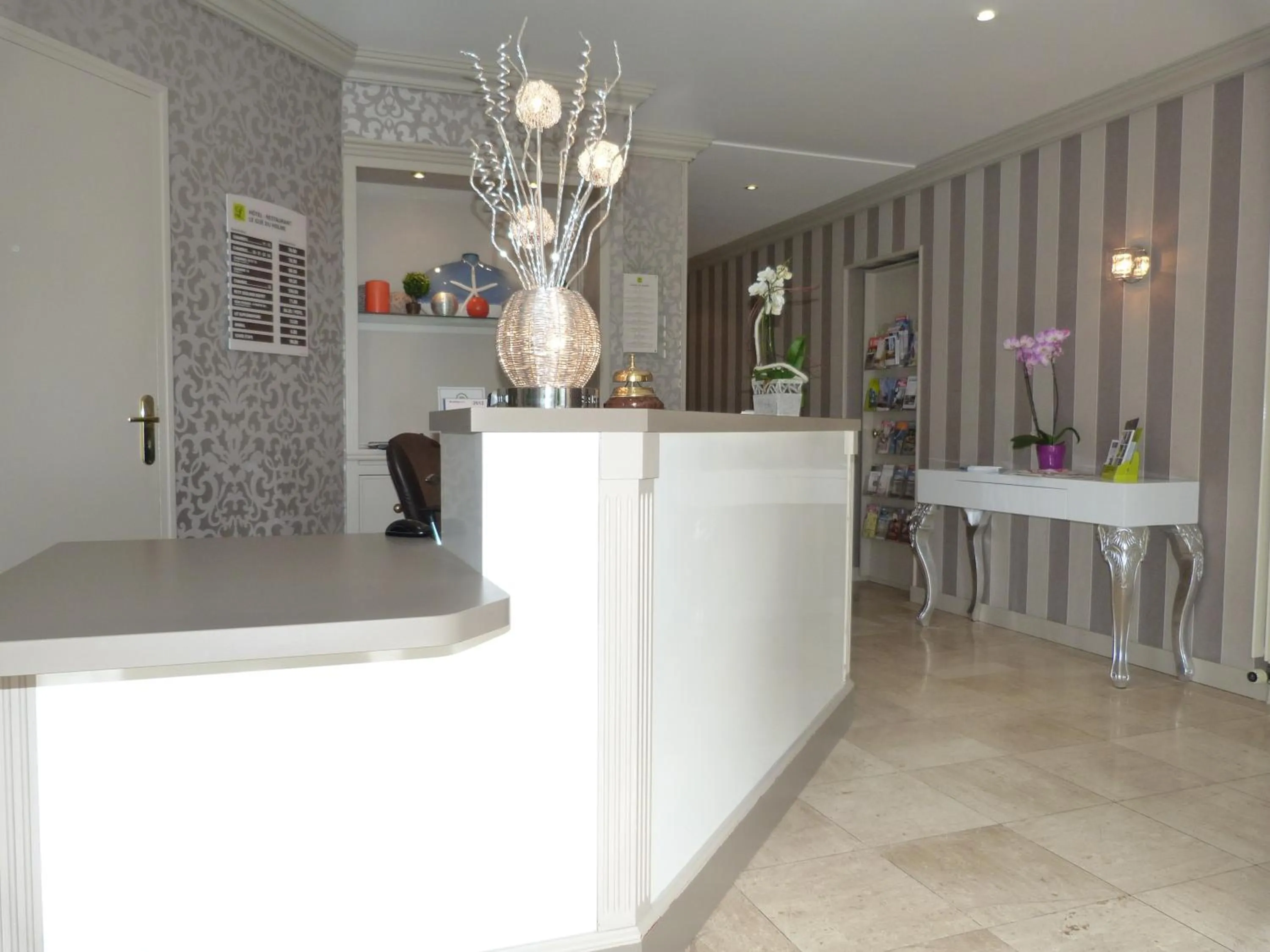 Lobby or reception in Logis Hôtel Restaurant Le Gue Du Holme