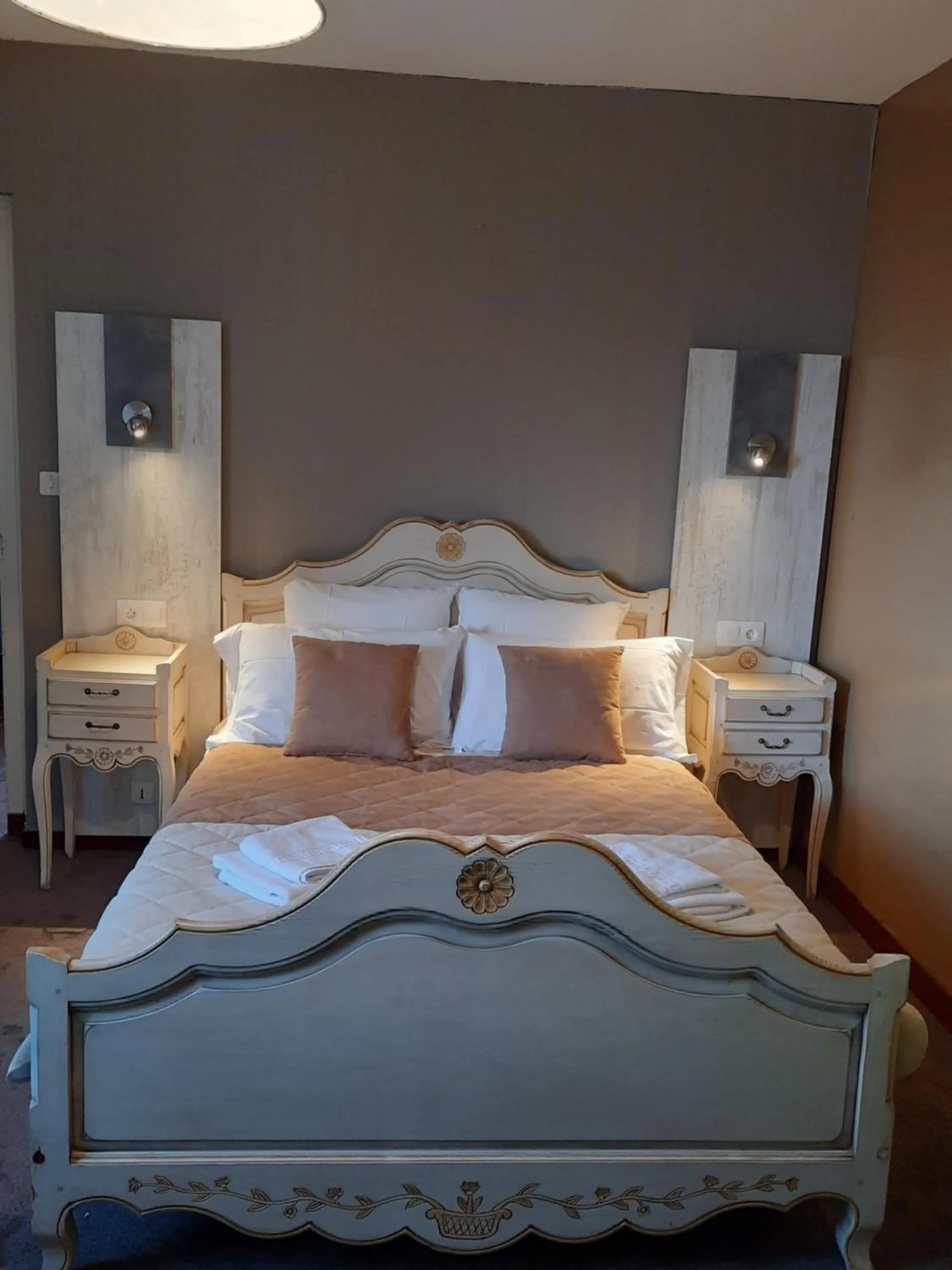 Bedroom, Bed in Hôtel De La Barbacane