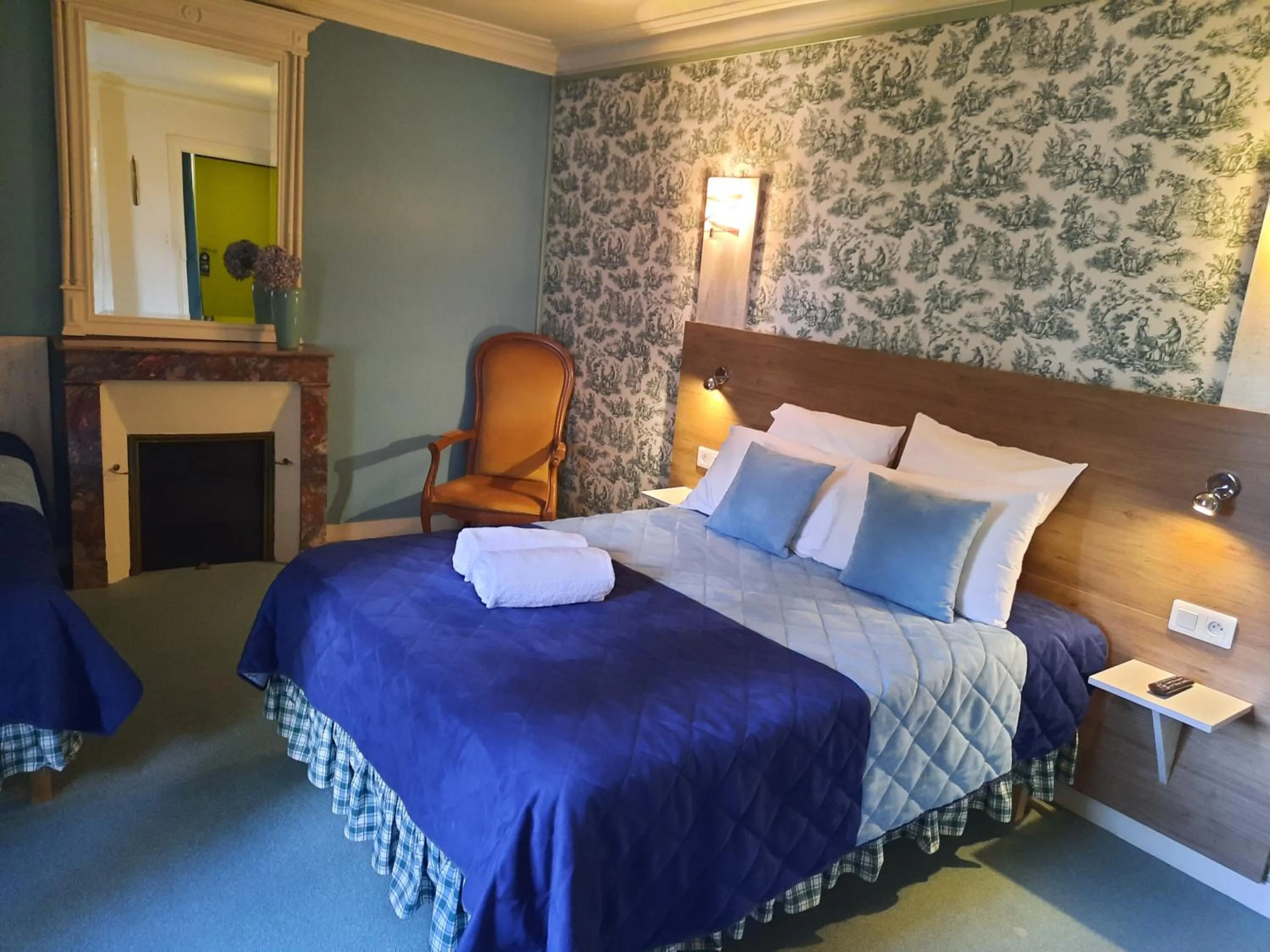 Bedroom, Bed in Hôtel De La Barbacane