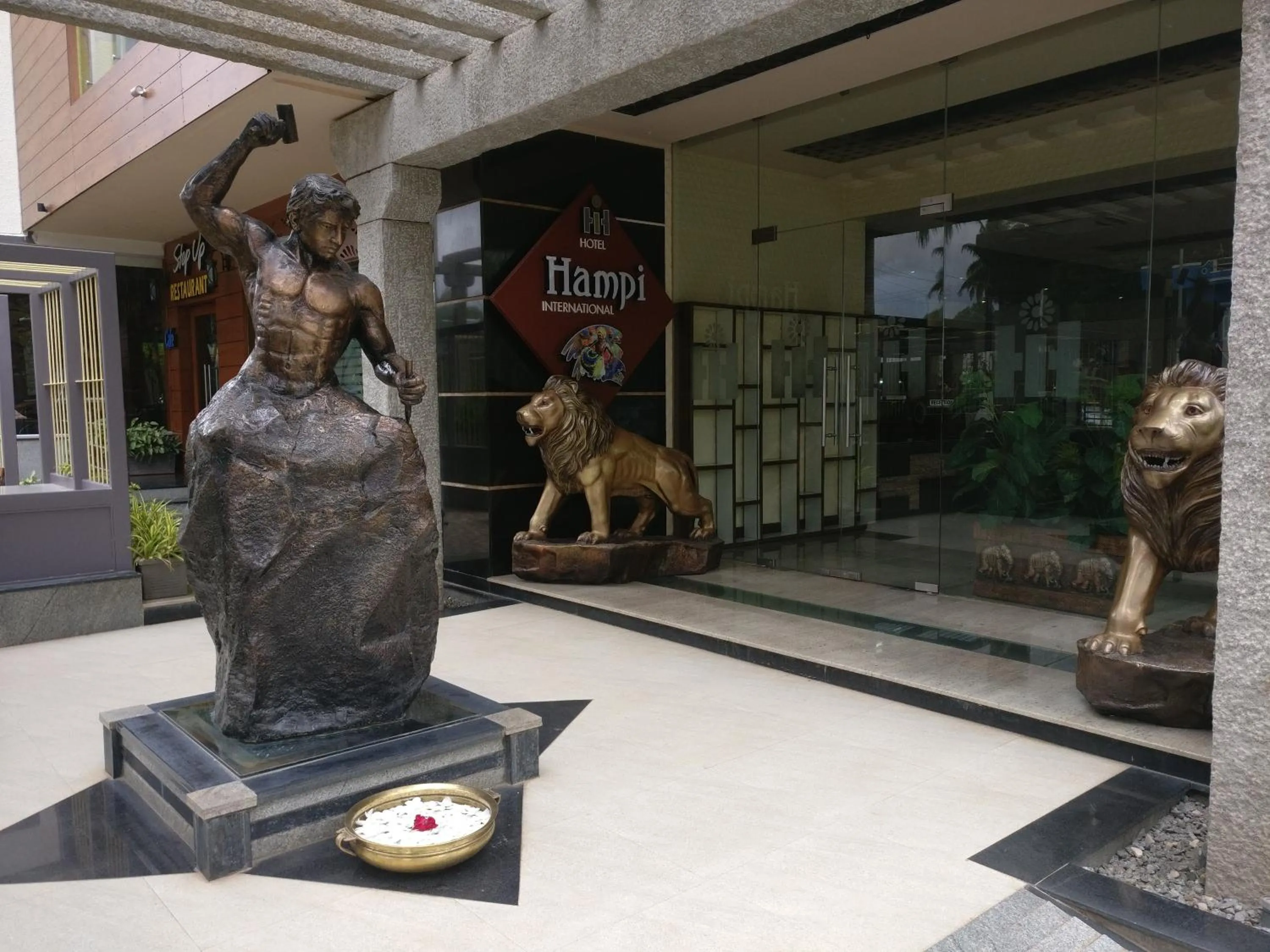 Facade/entrance in Hotel Hampi International