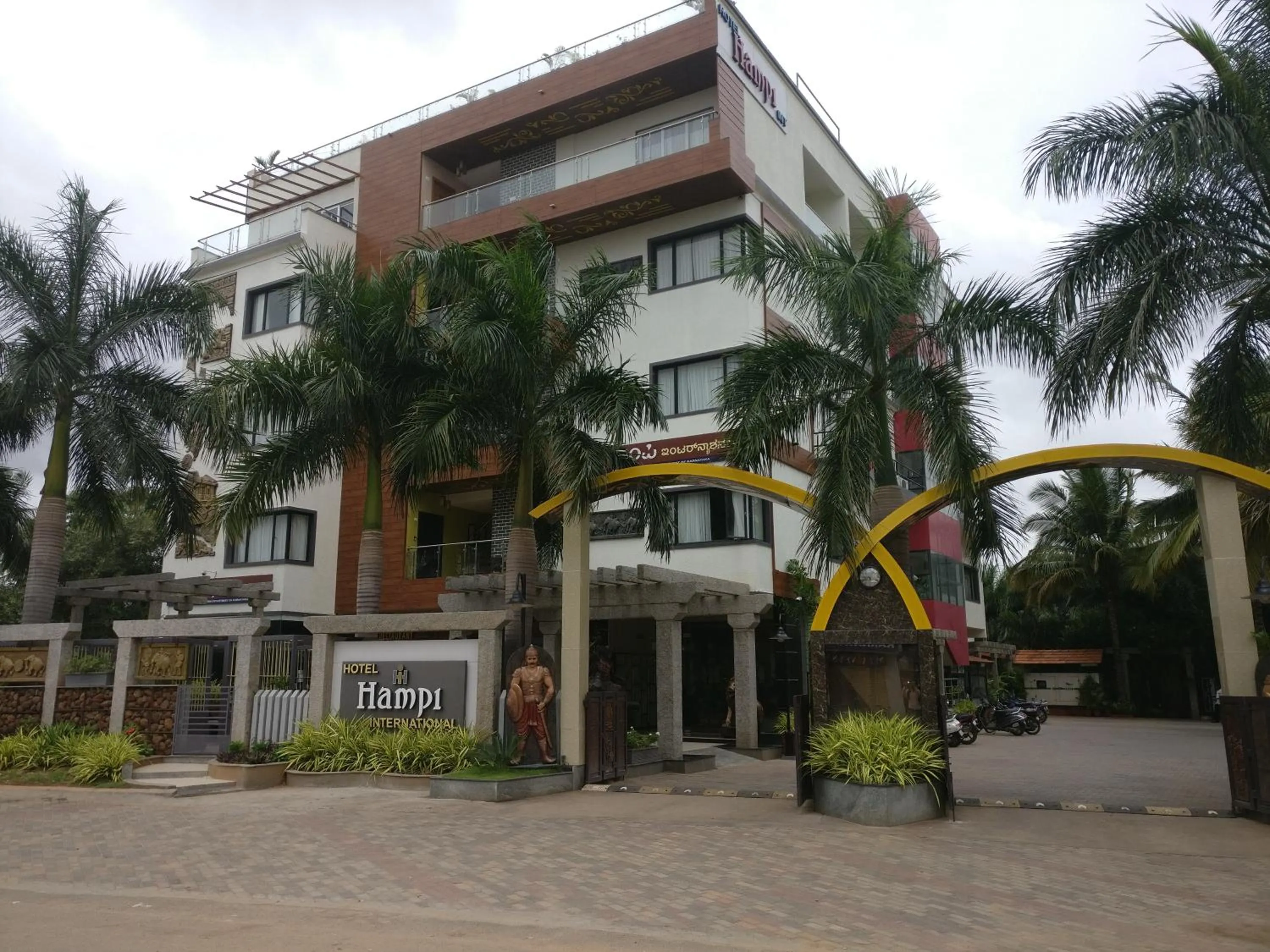 Facade/entrance in Hotel Hampi International