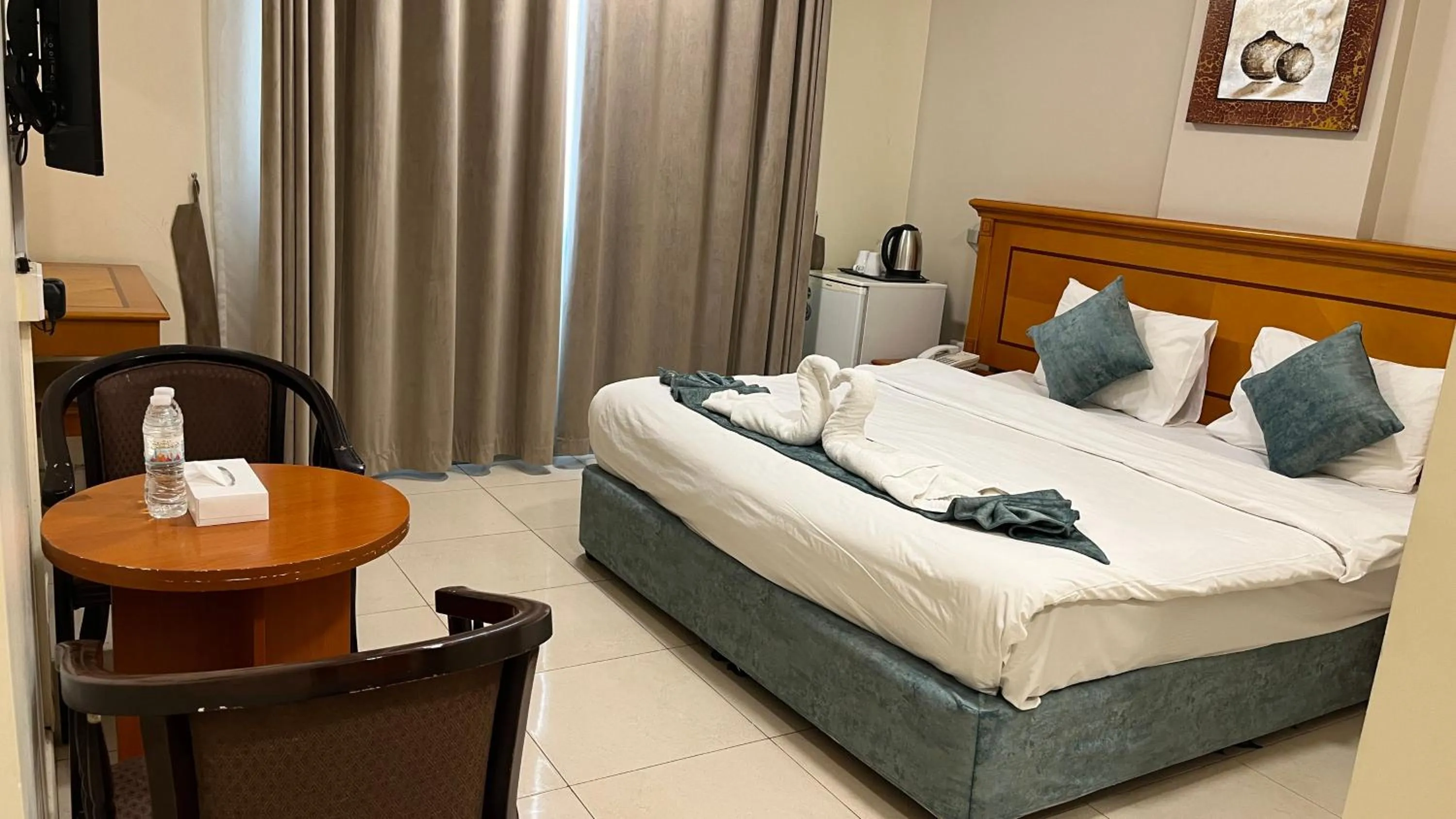 Bed in Al Murooj Hotel Apartments