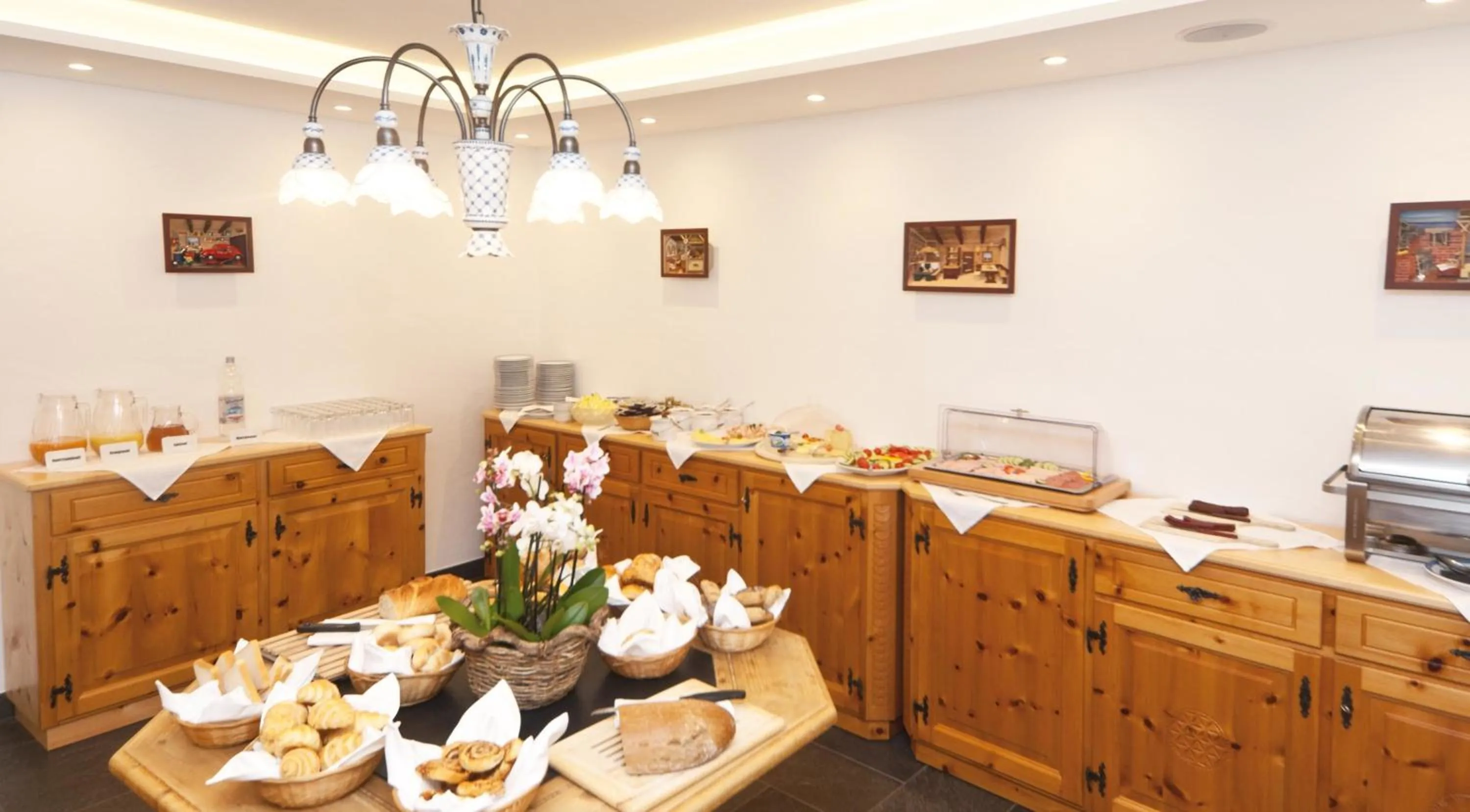 Restaurant/places to eat in Waldpark Hotel Garni