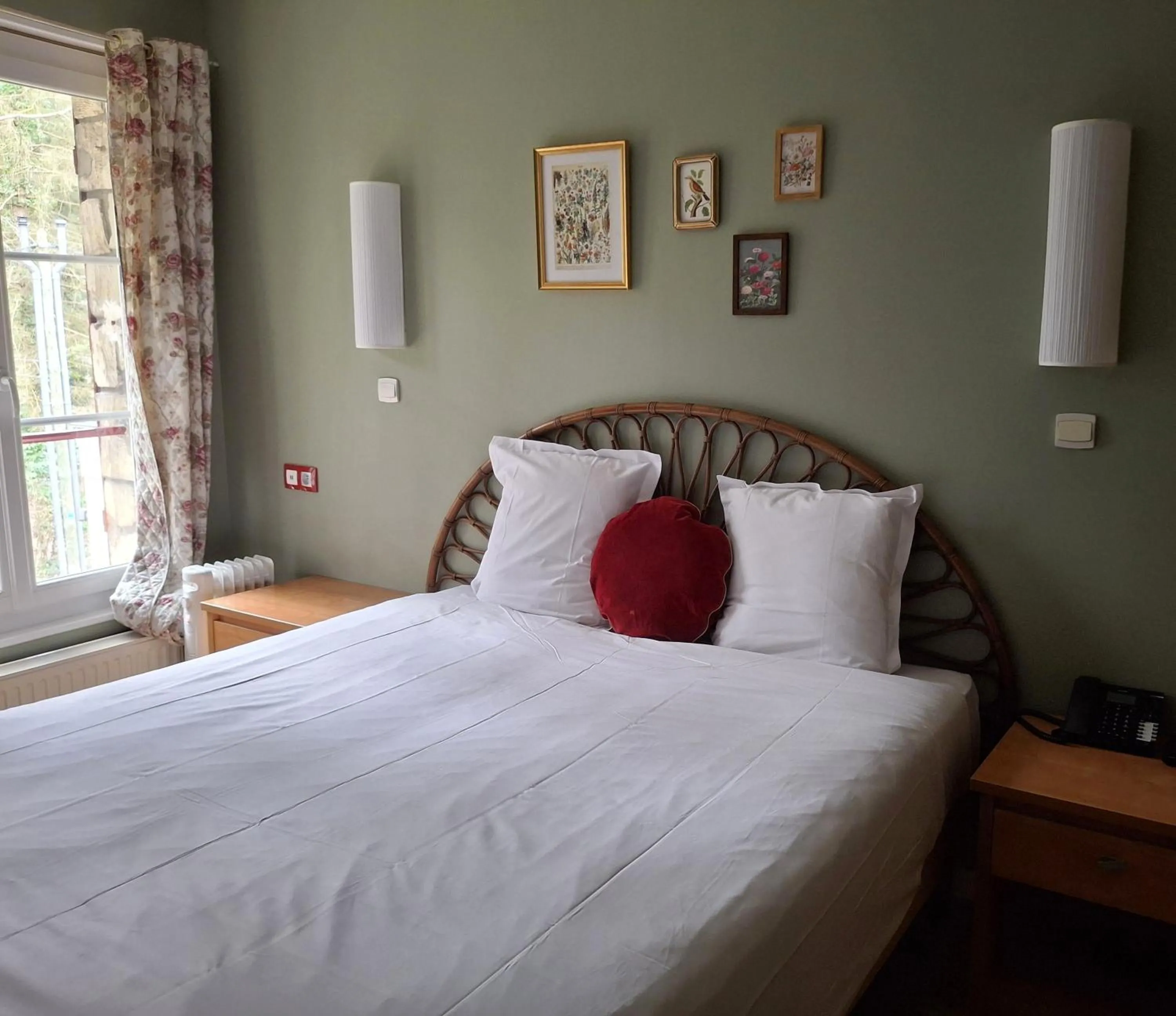 Bedroom, Bed in Hostellerie Du Lys