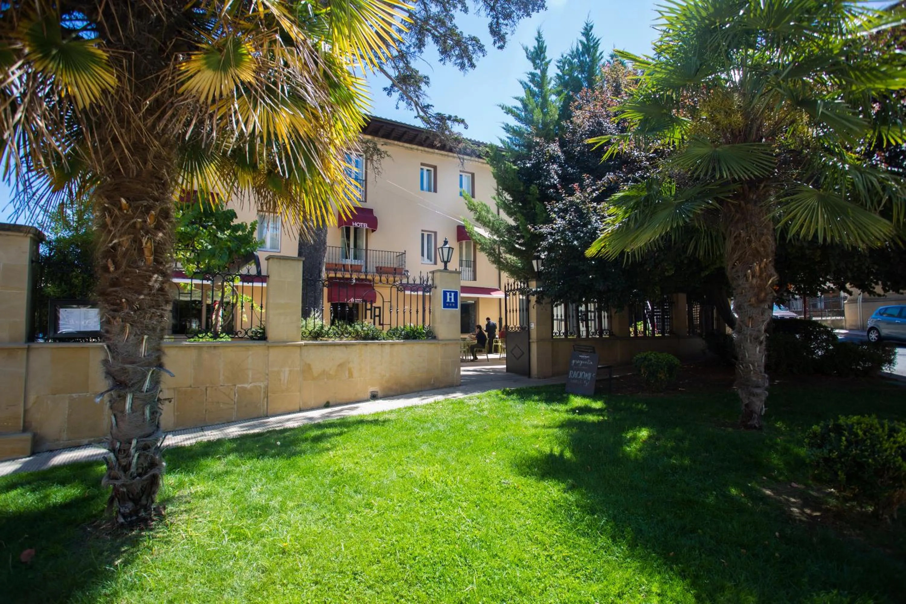 Facade/entrance in Hotel Arrope