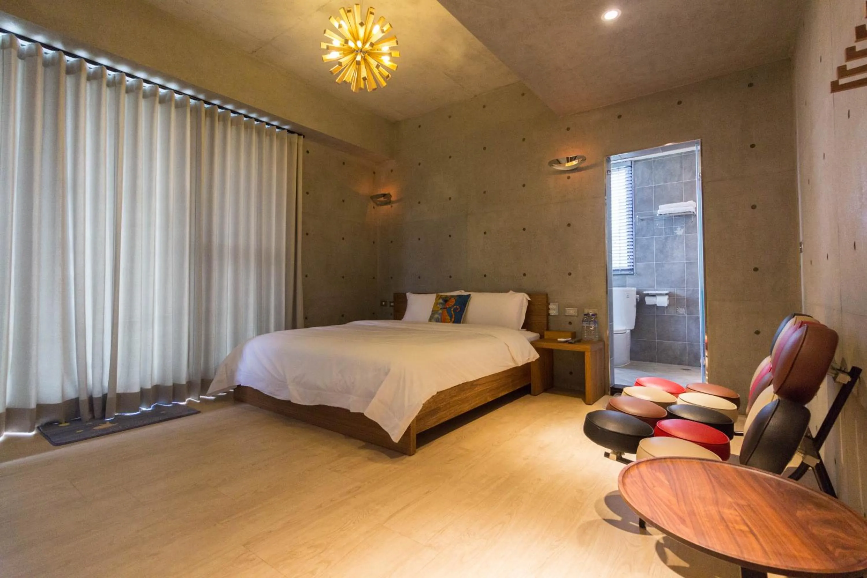 Photo of the whole room, Bed in Island Sunrise