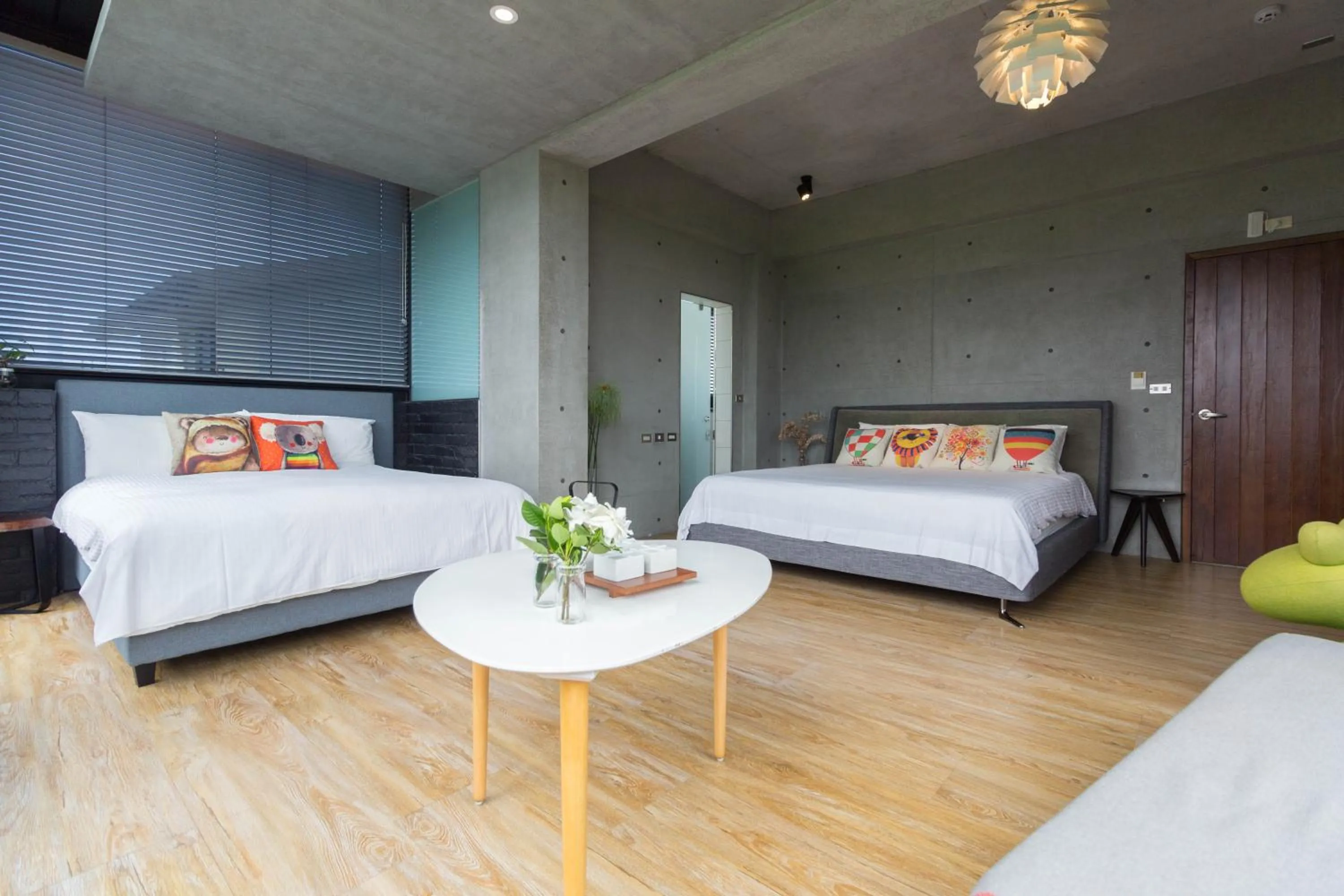 Photo of the whole room, Bed in Island Sunrise