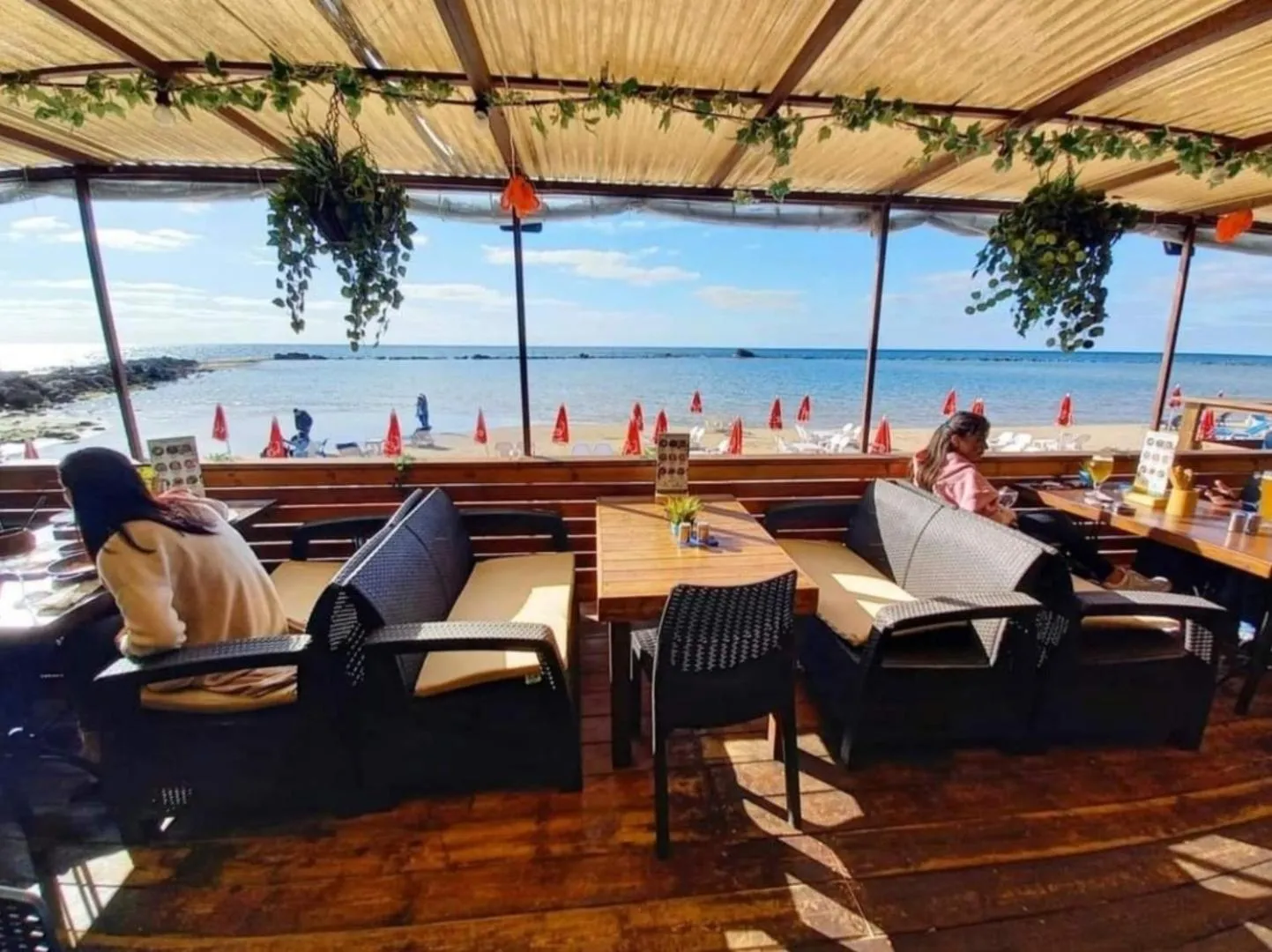 Restaurant/places to eat in 612 apartment on the beach
