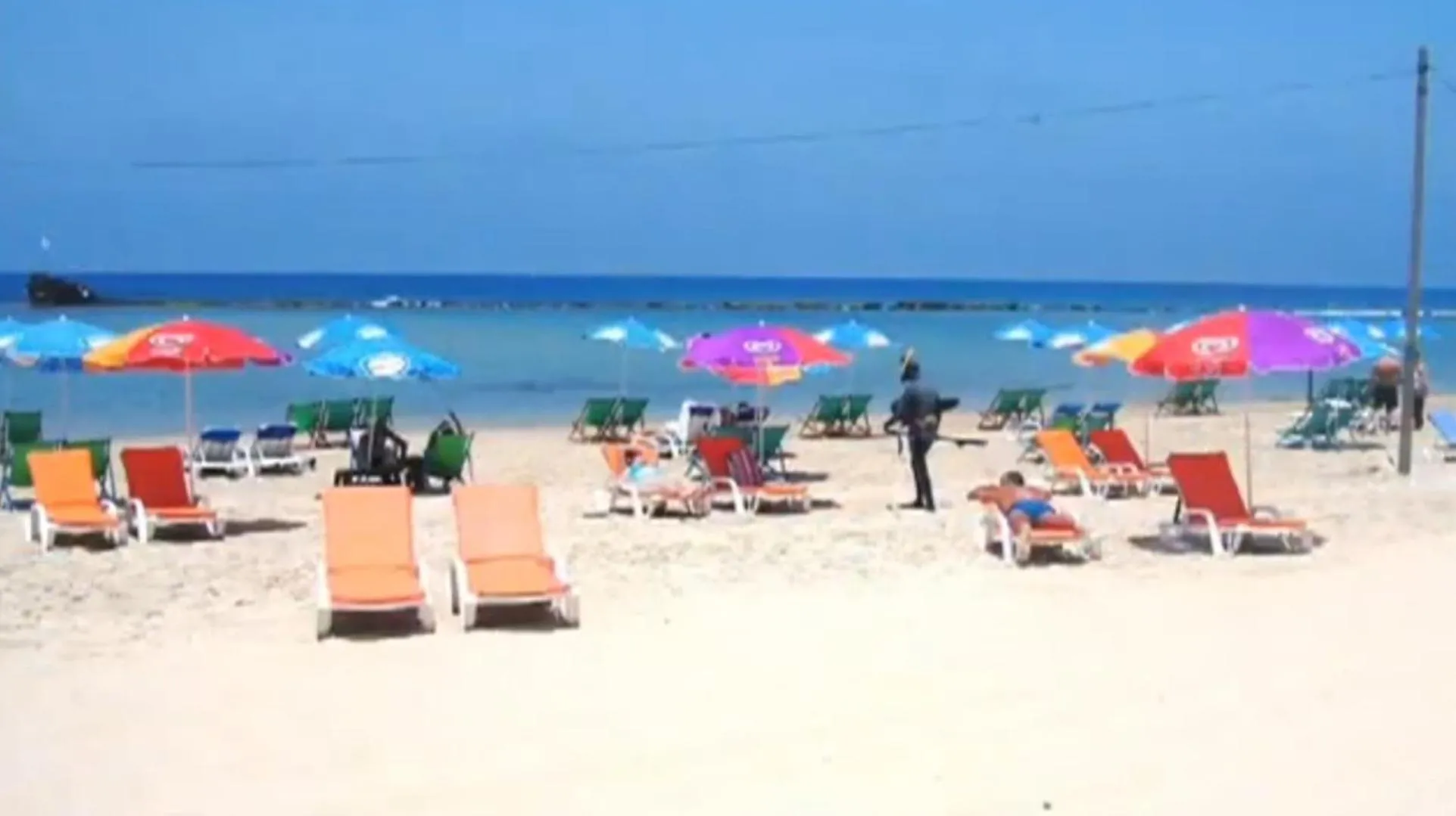 People in 612 apartment on the beach