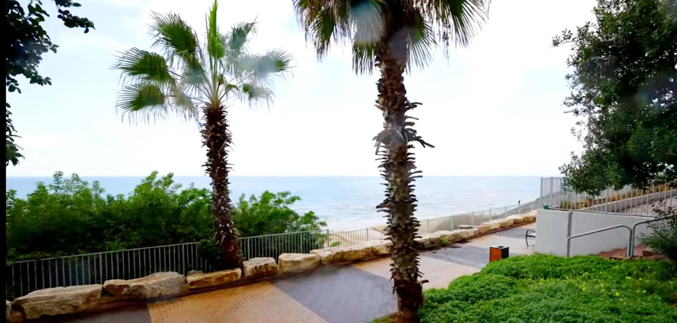 Sea view in 612 apartment on the beach