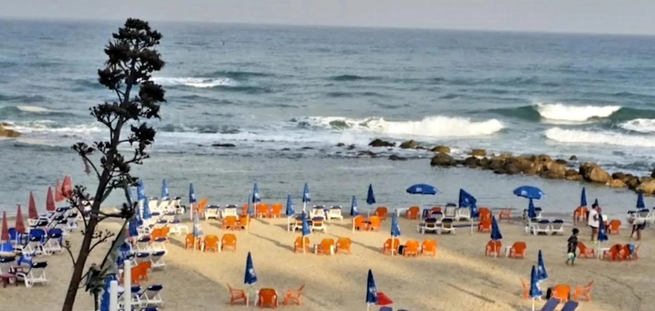 People in 612 apartment on the beach