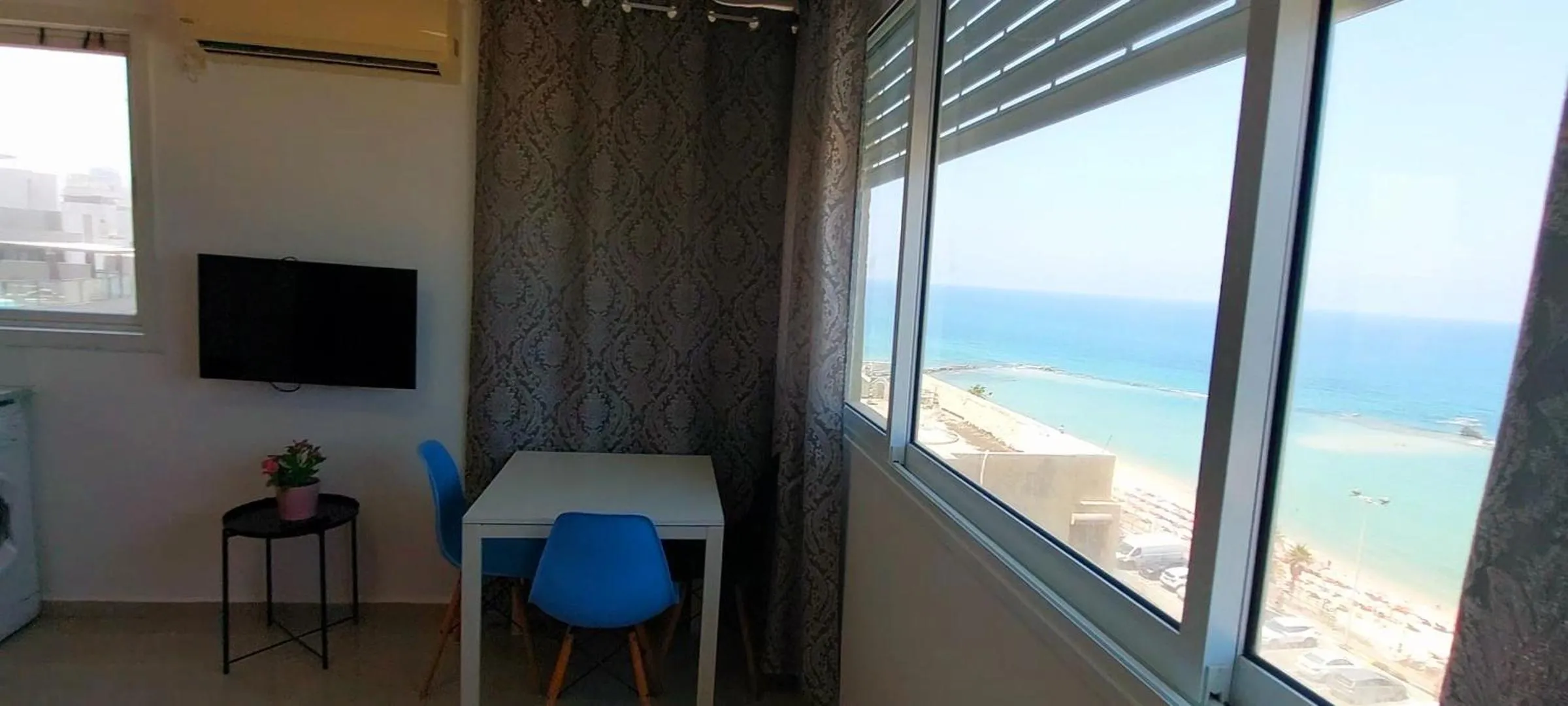 Day in 612 apartment on the beach