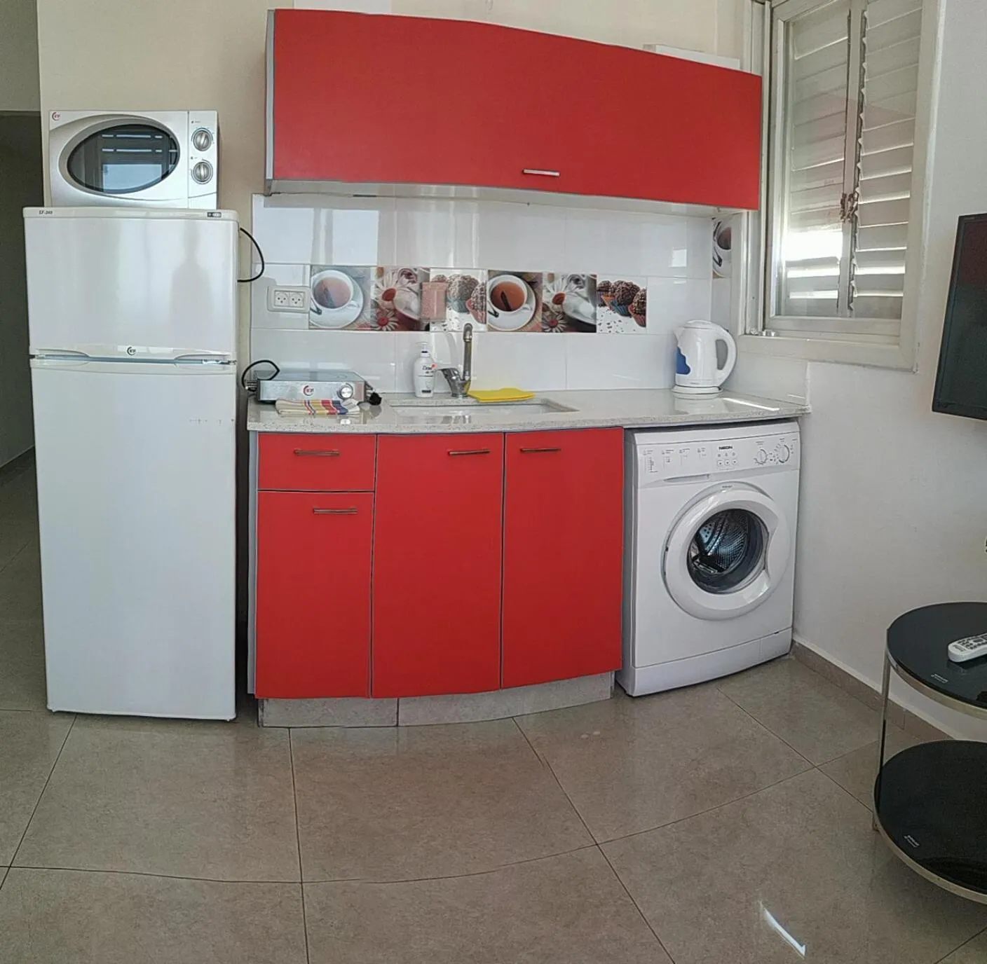 Kitchen or kitchenette in 612 apartment on the beach