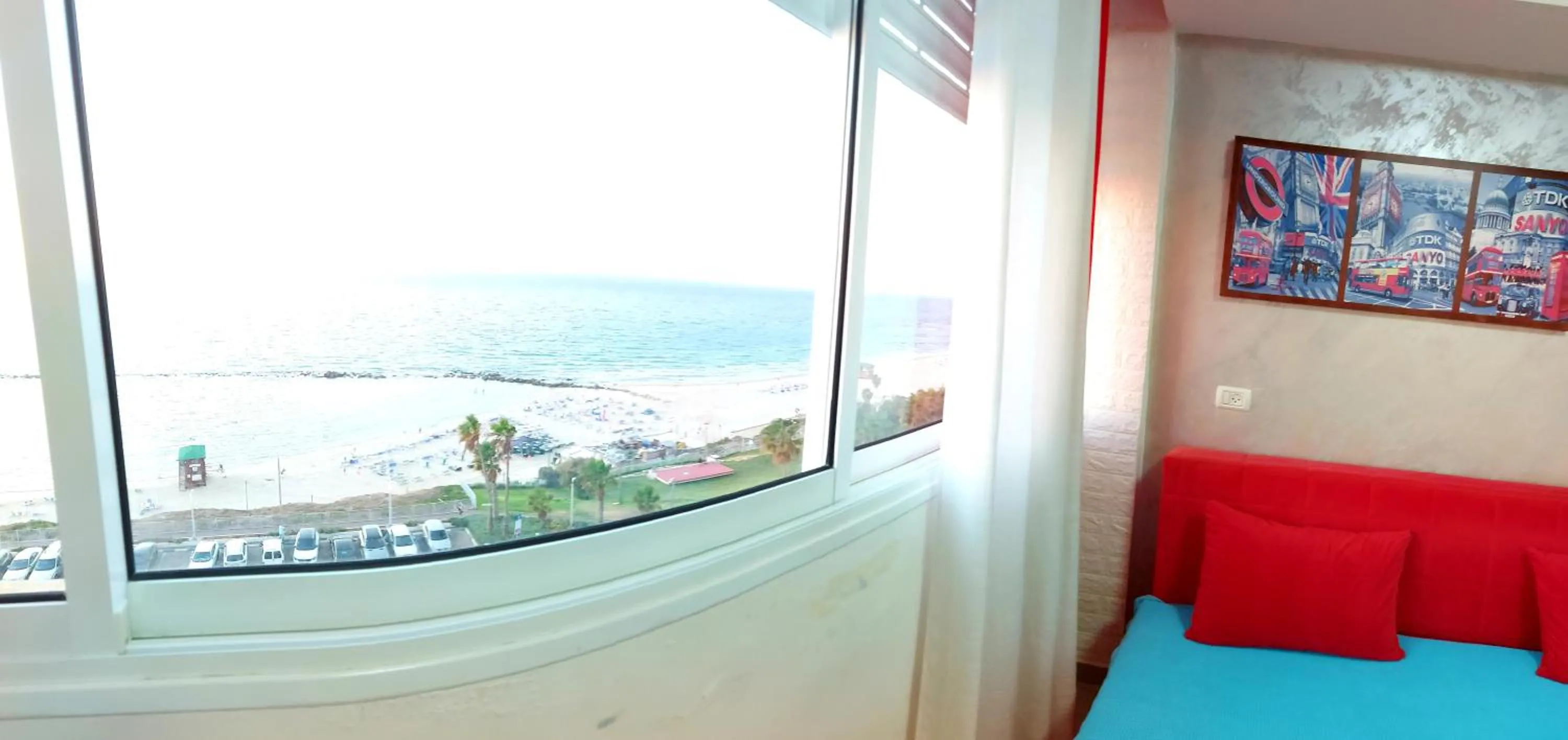 Sea view, Bed in 612 apartment on the beach