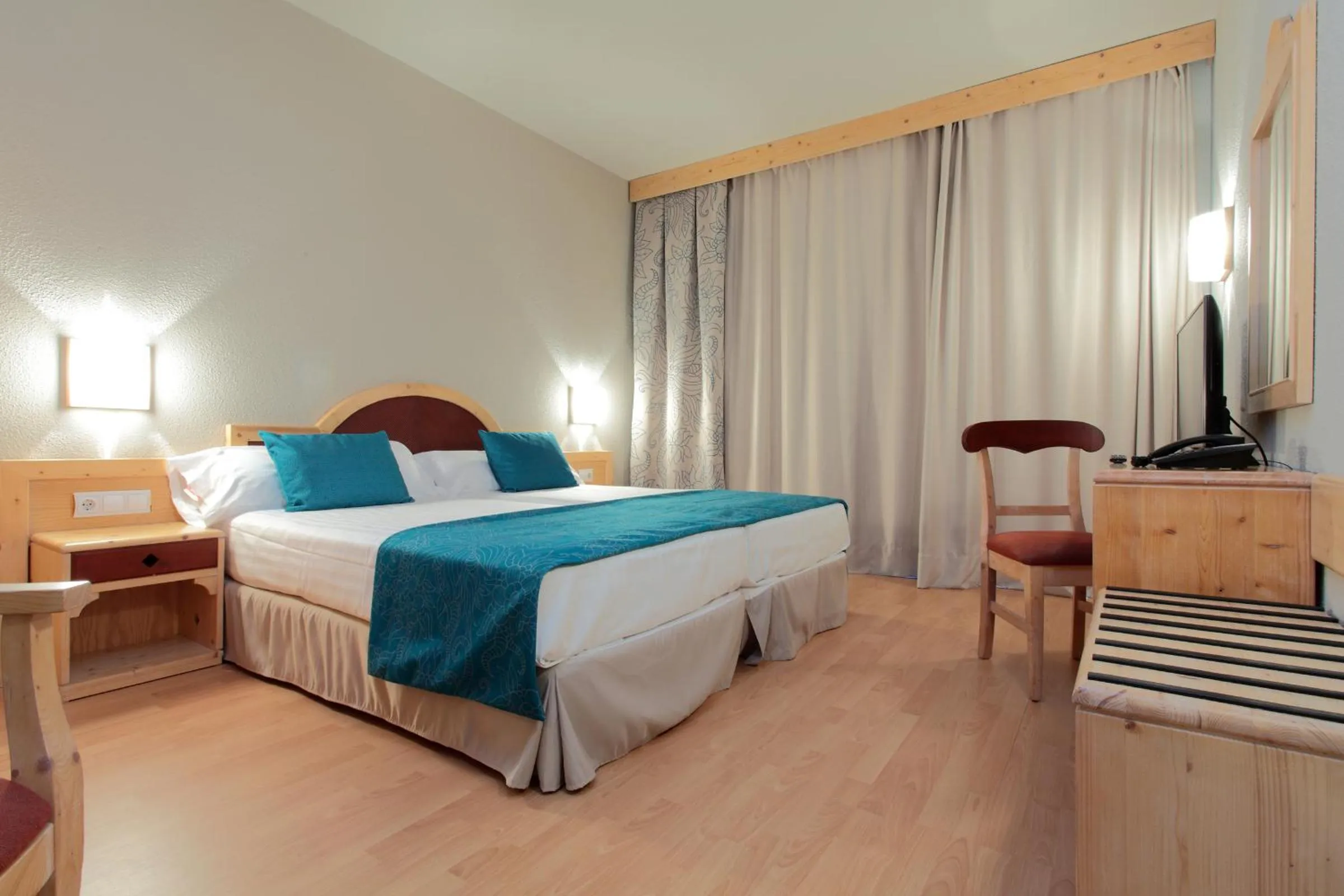 Photo of the whole room, Bed in O7 Tenerife