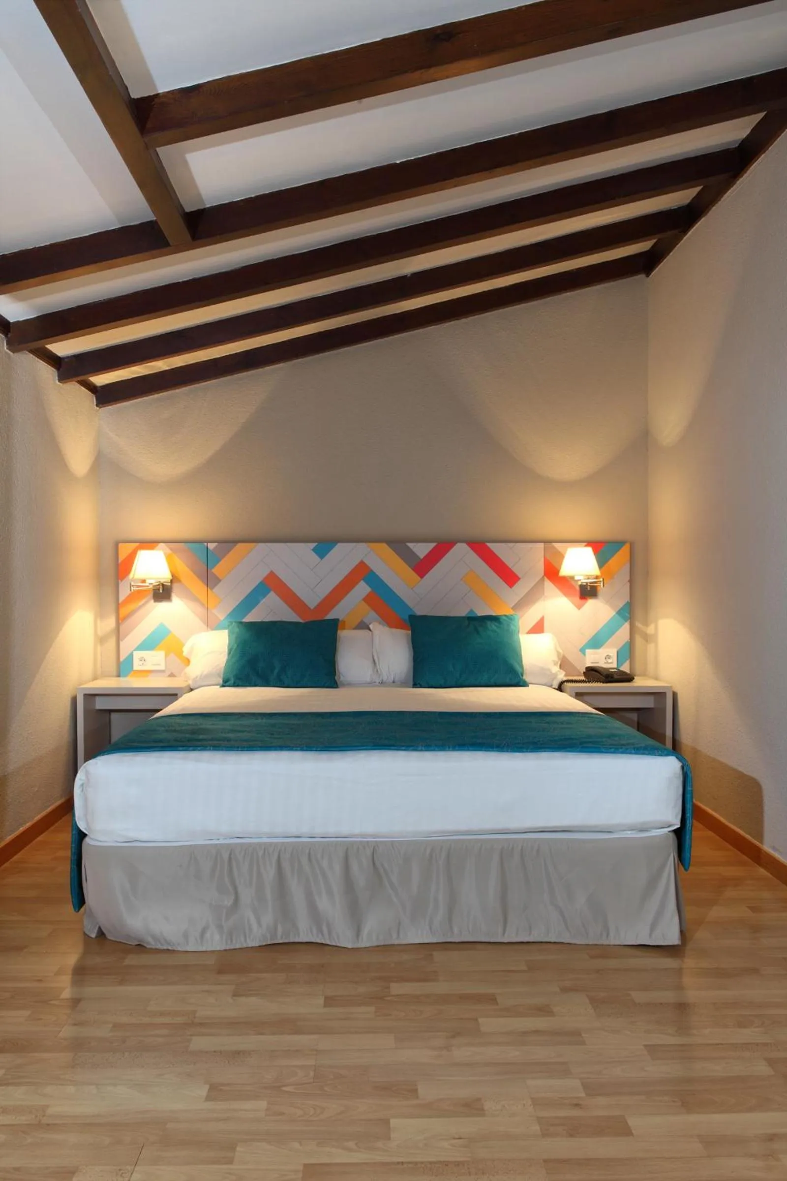 Photo of the whole room, Bed in O7 Tenerife