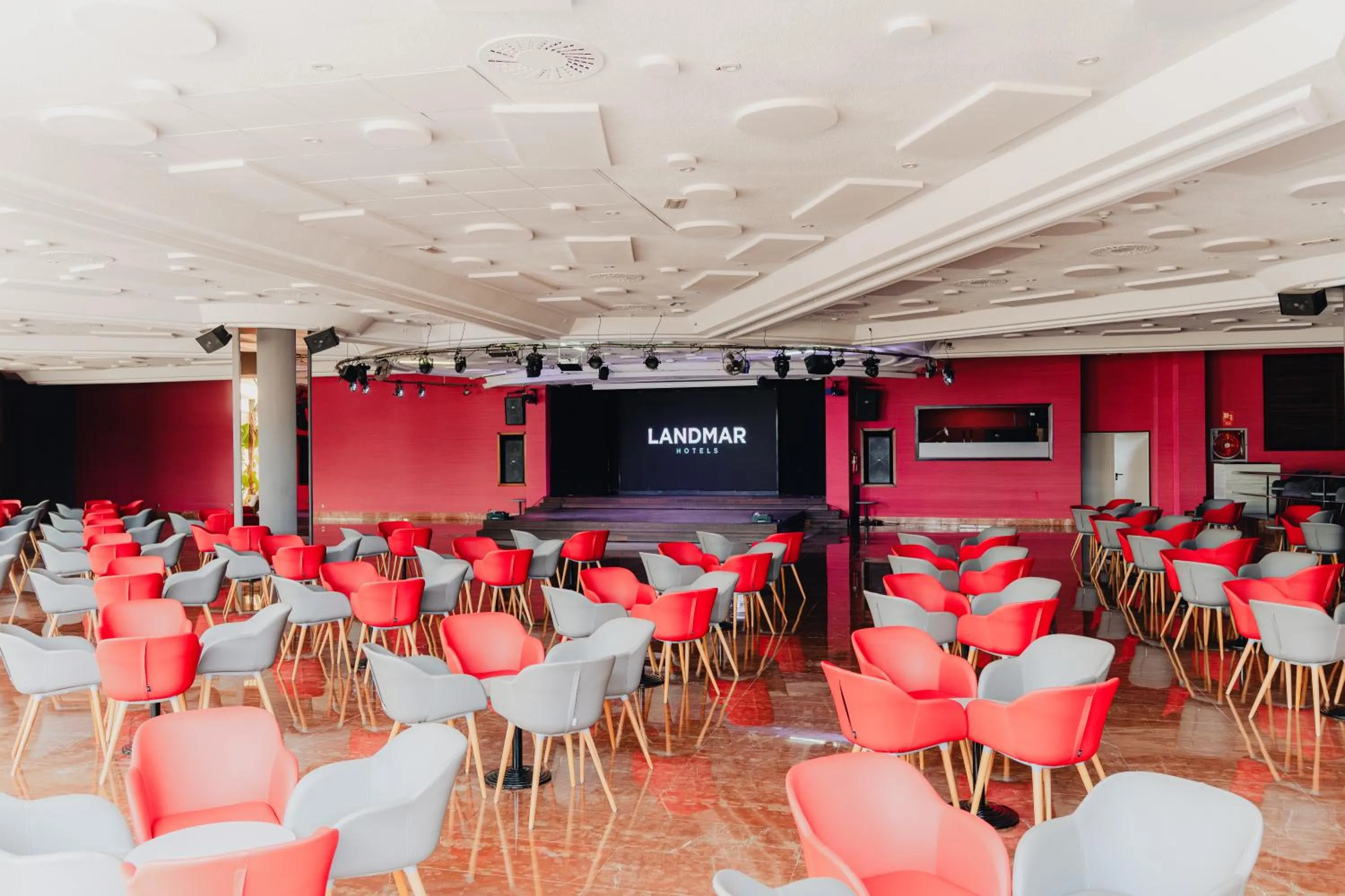 Evening entertainment in Landmar Playa La Arena