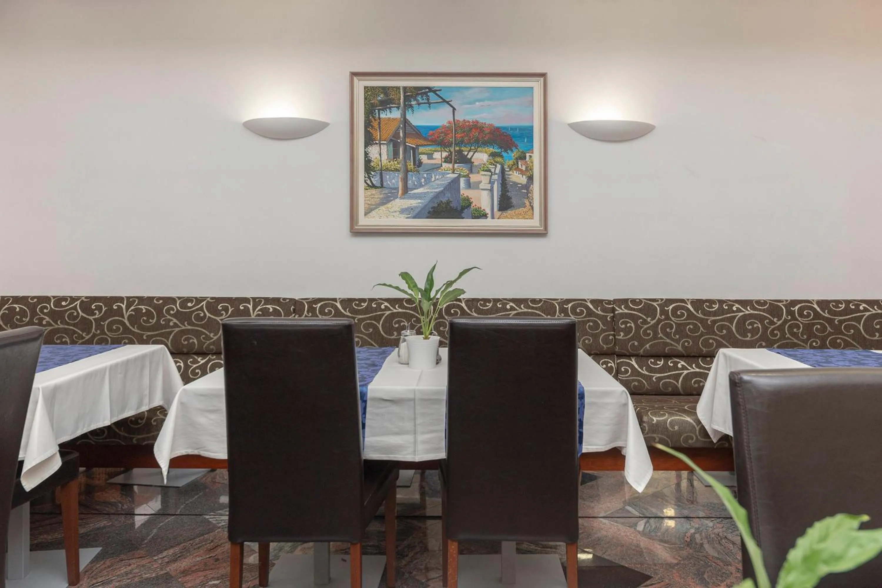Restaurant/places to eat in Garni Hotel Azul