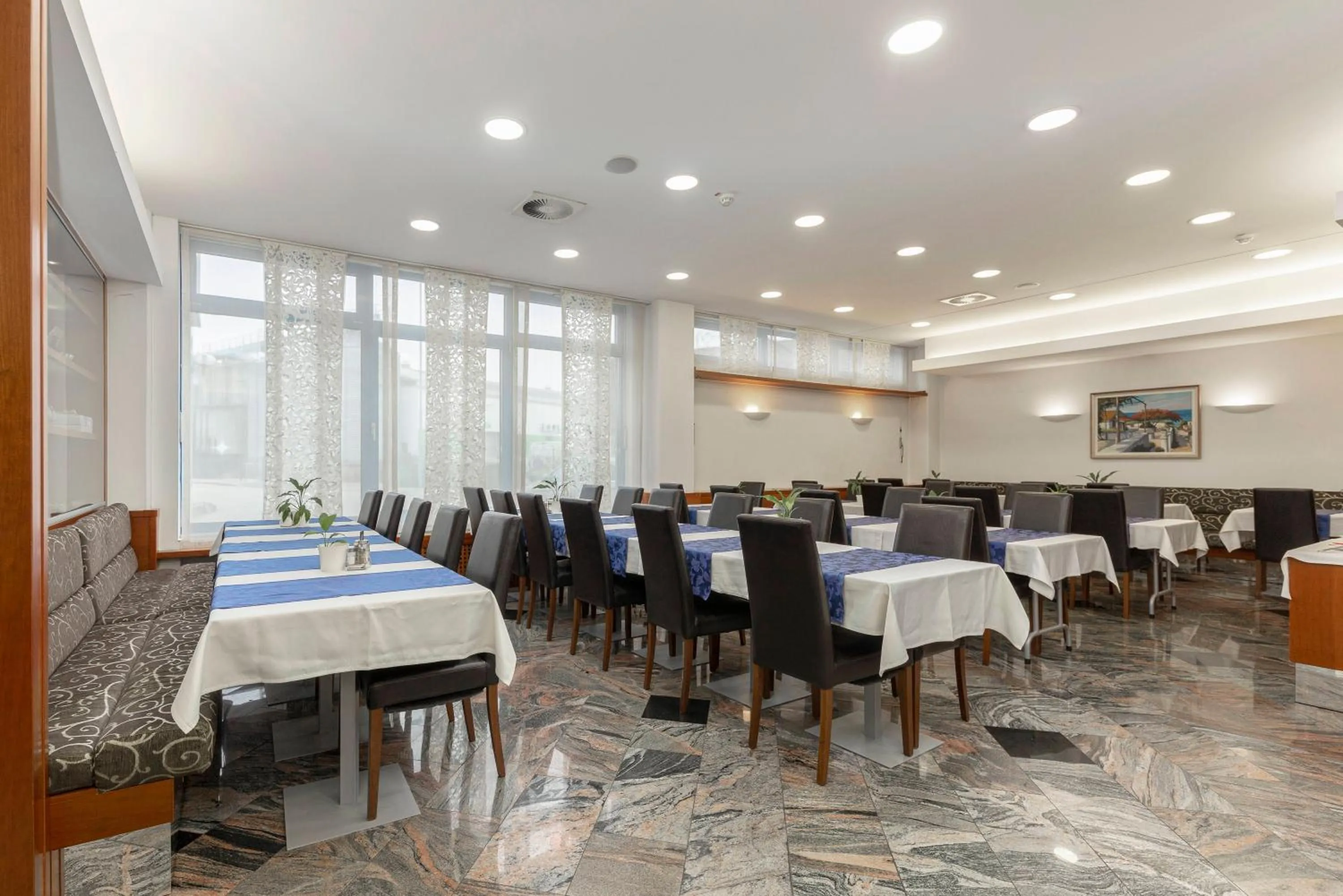 Restaurant/places to eat in Garni Hotel Azul