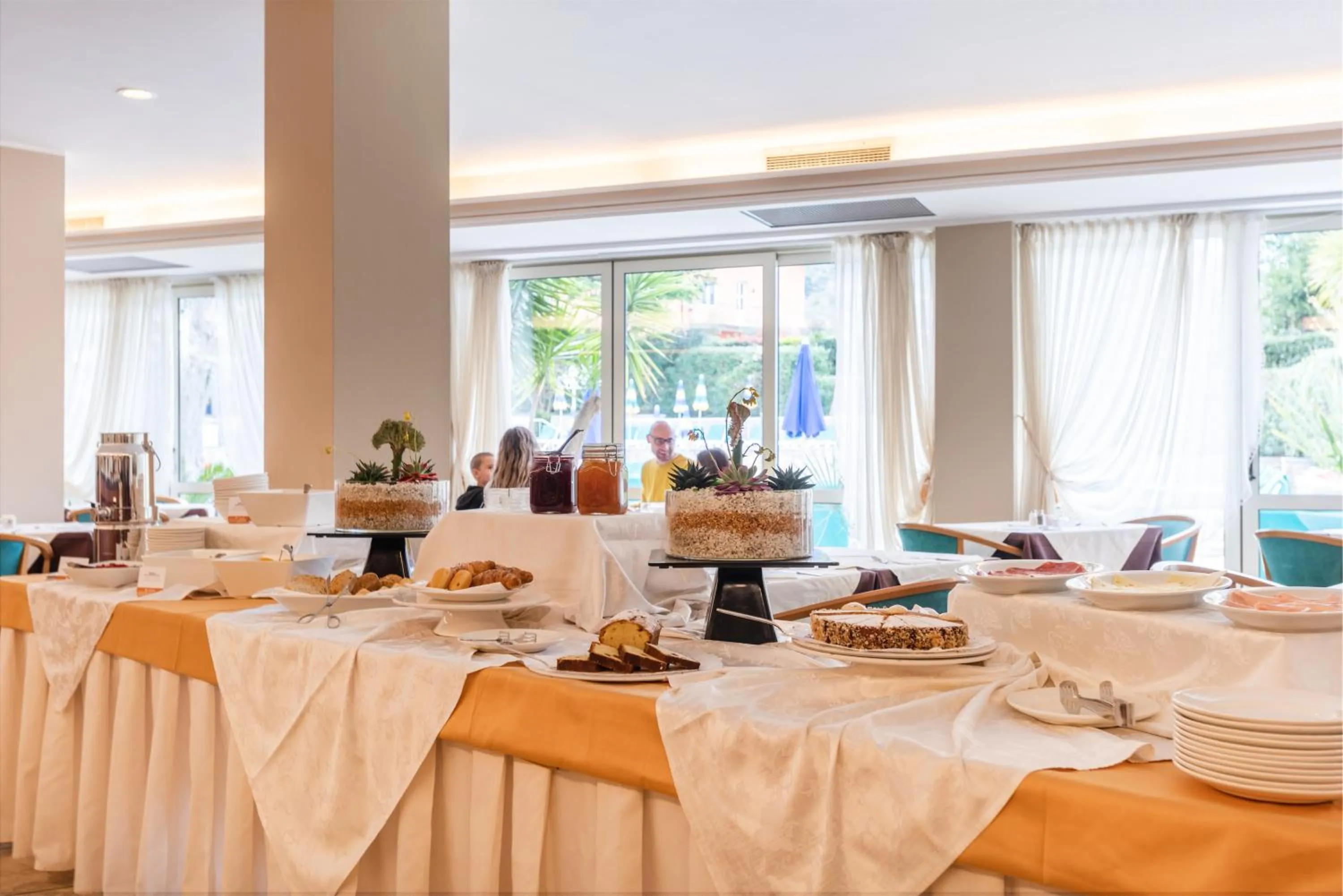 Restaurant/places to eat in Majestic Palace